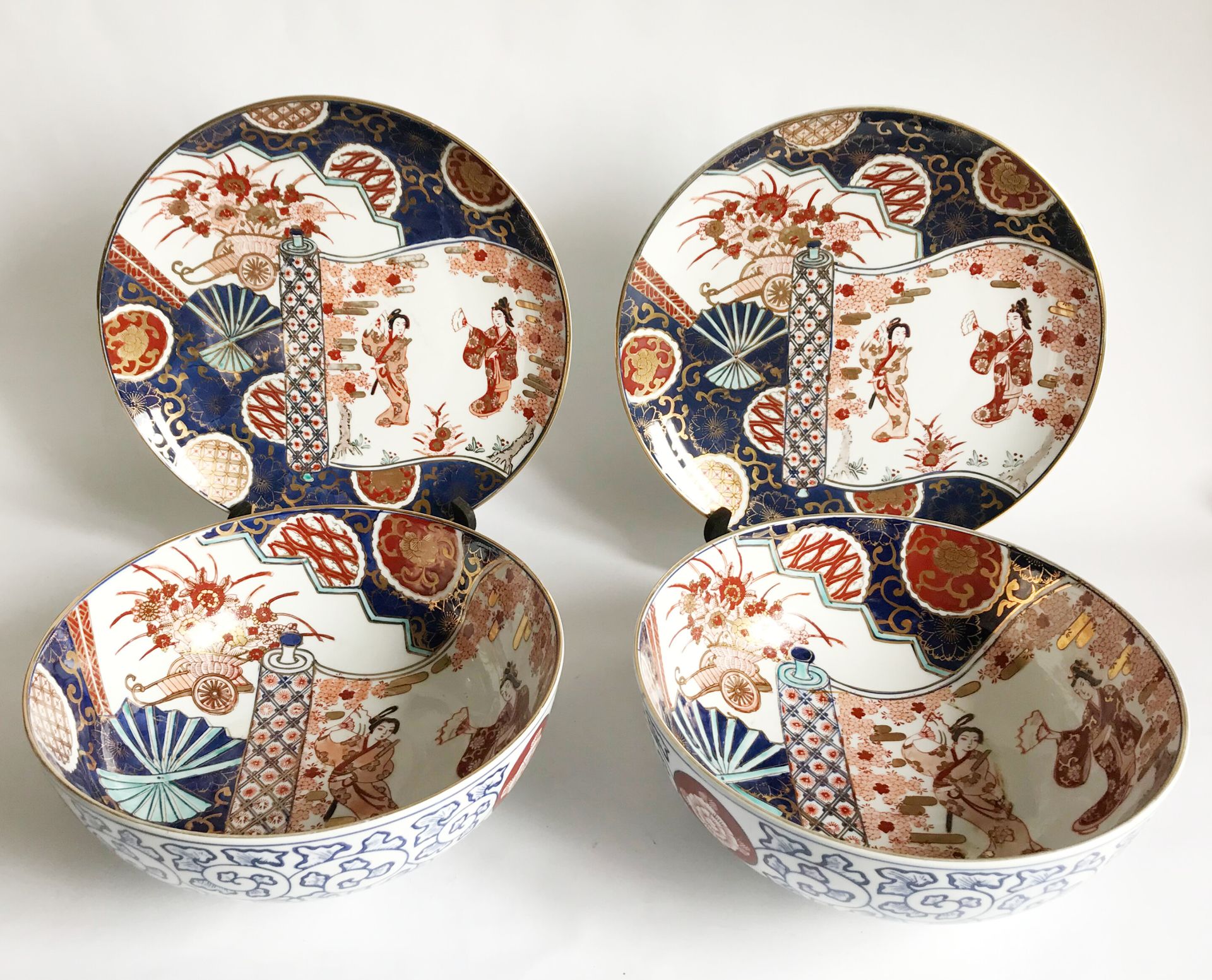Null 日本

两个瓷质沙拉碗和两个小盘子，上面有拼接装饰和伊万里色调的女性人物。

D.31厘米