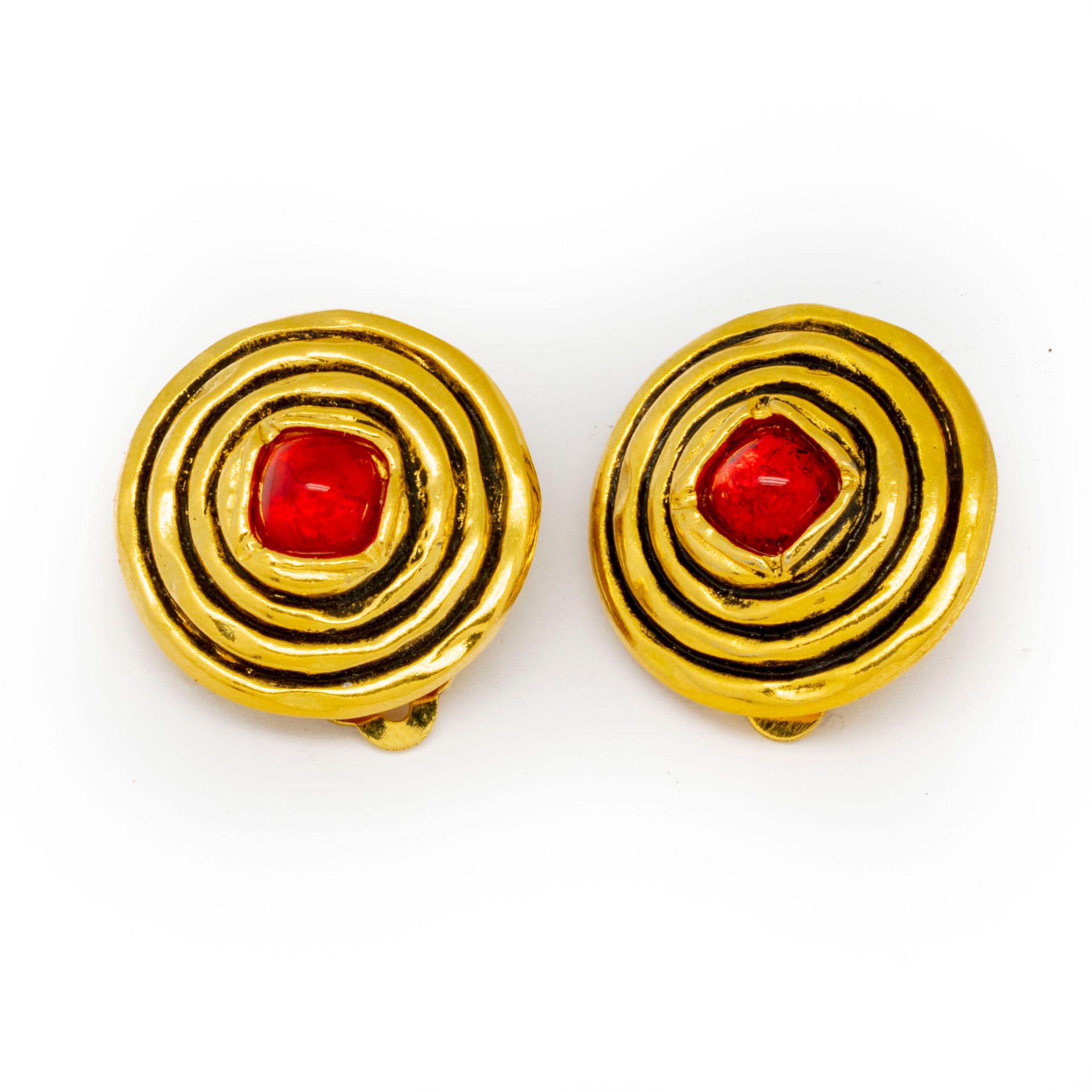 Null CHANEL 

Paire de clips d'oreilles en métal doré orné d'une pierre rouge. S&hellip;