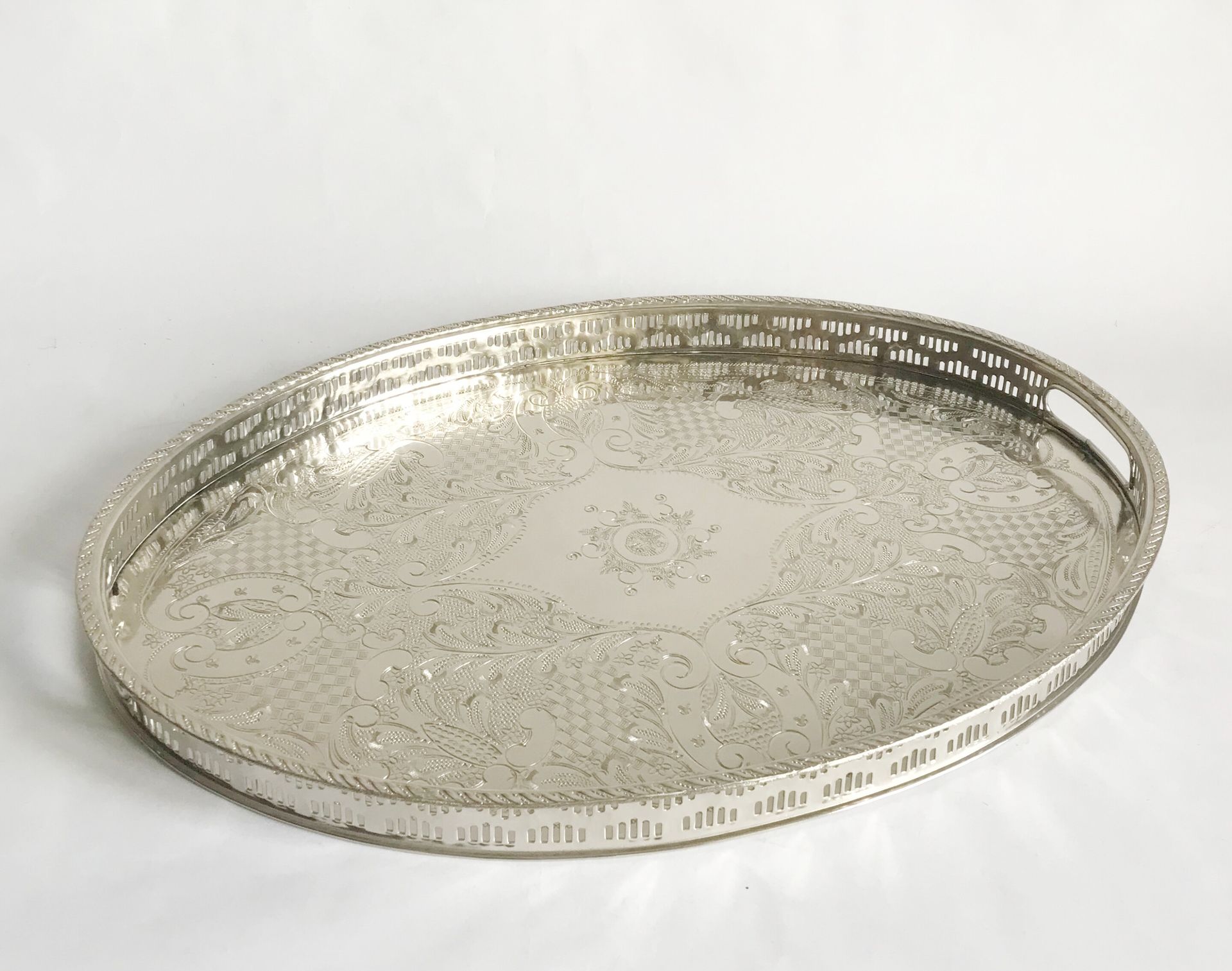 Null 大型椭圆形镀银托盘，底部有雕刻装饰，并有镂空的边框。

摩洛哥作品 - FES标志

长：53厘米