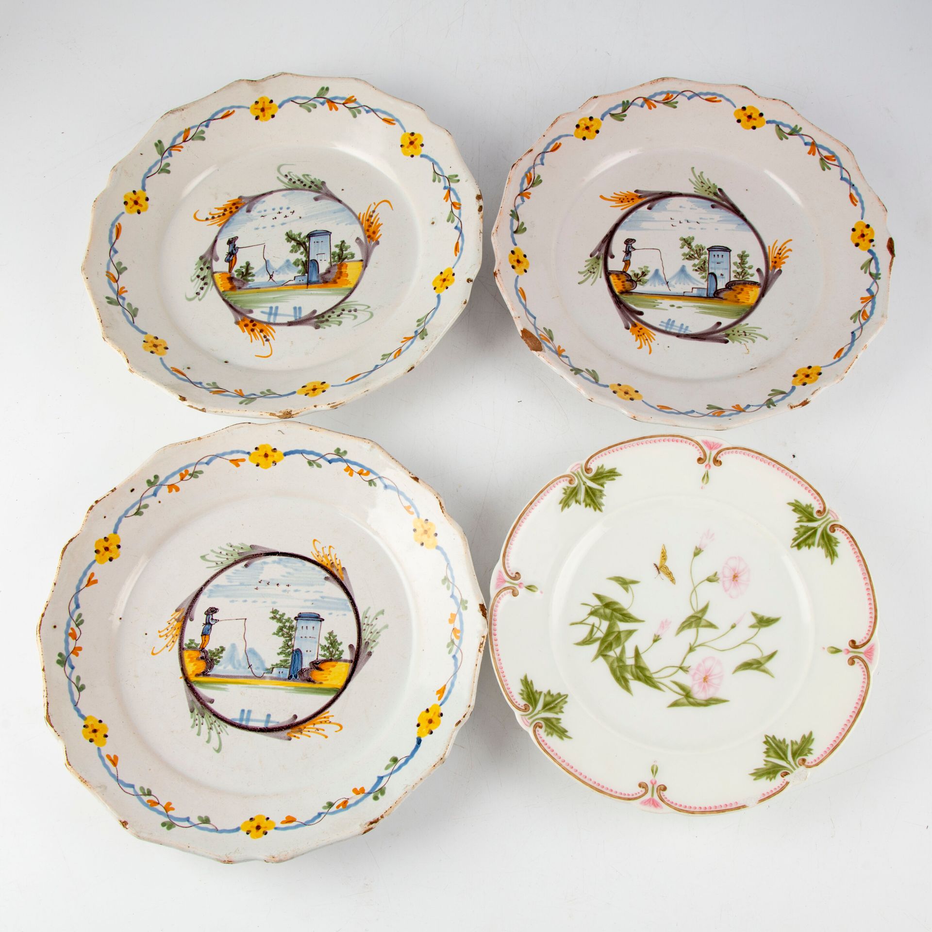 Null NEVERS 

Suite of three enamelled earthenware plates with polychrome decora&hellip;