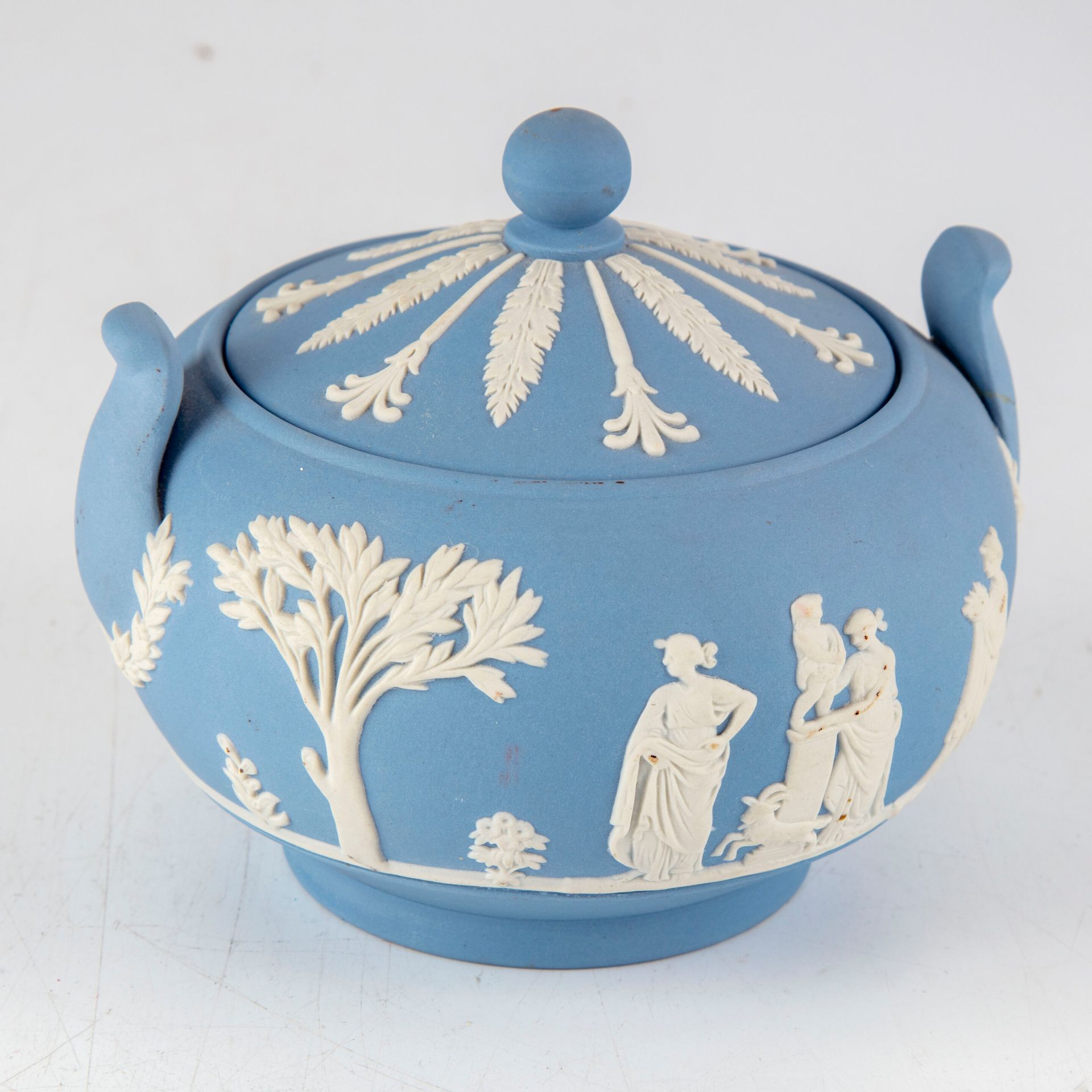 Null WEDGWOOD 

Petit pot couvert en porcelaiine à décor blanc sur fond bleu d'u&hellip;