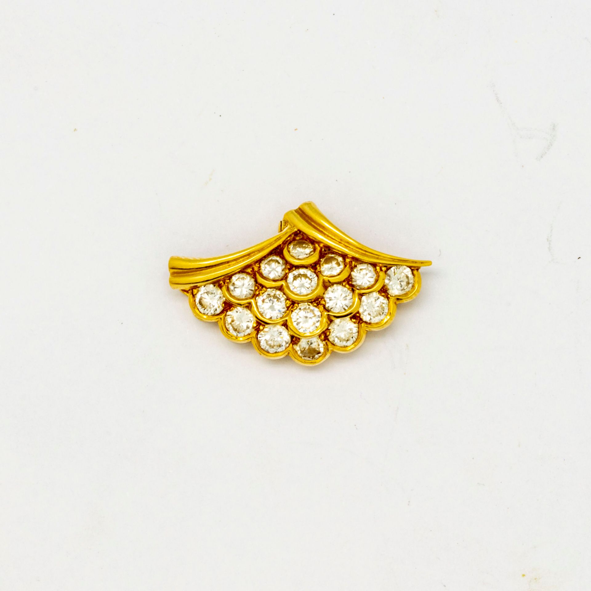 Null Pendentif en or jaune en forme d'éventail pavé de petits diamants

Poids br&hellip;