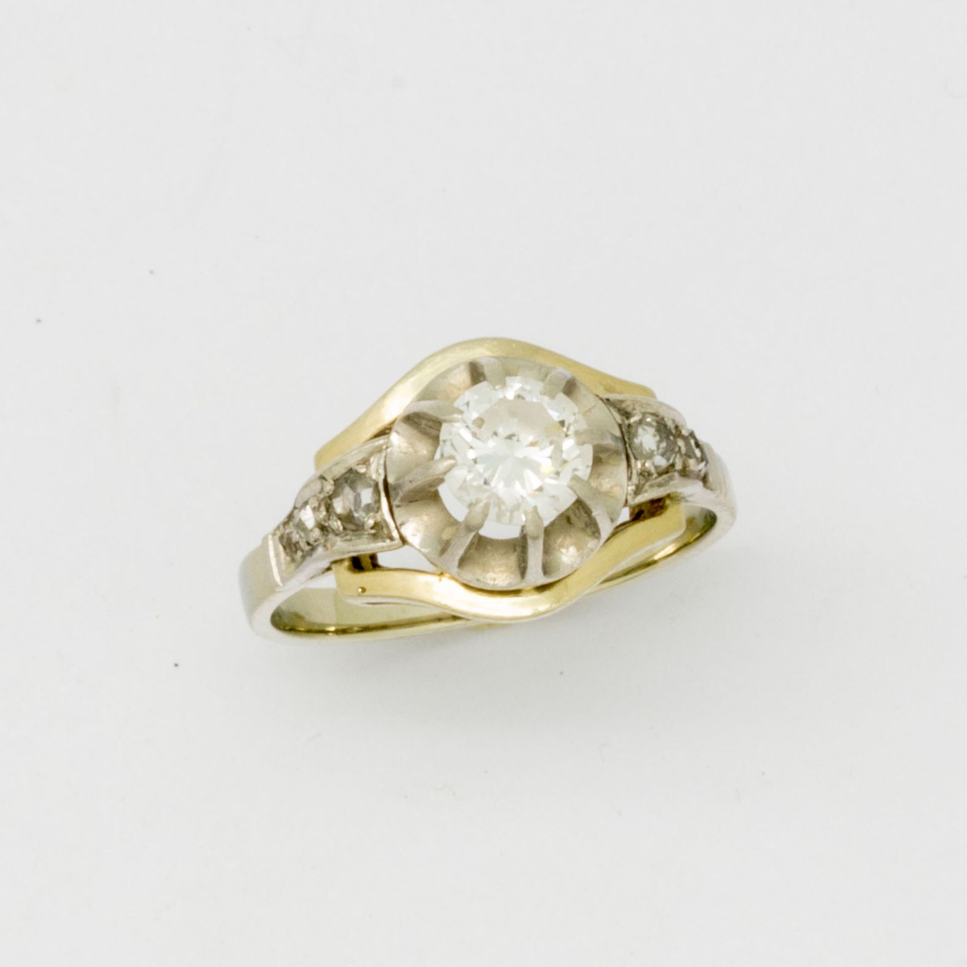 Null 18K白金戒指，镶嵌了一颗0.6克拉的钻石和小钻石。约1930/50年

重量：3.70克。