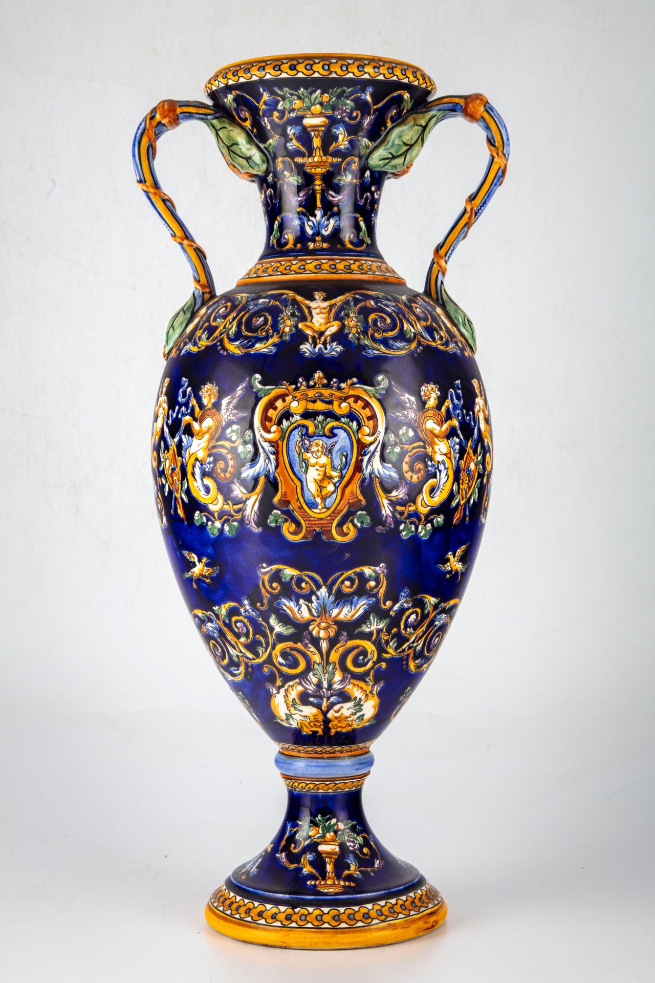 Null GIEN

新文艺复兴时期装饰的基座上的大型釉面陶器花瓶

H.52厘米

恢复足部