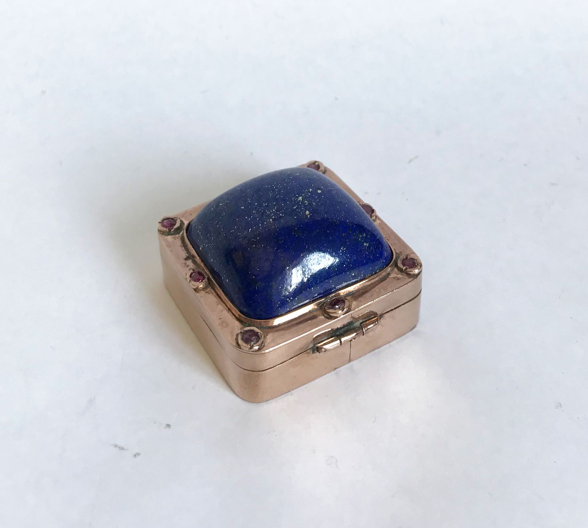 Null Small pill box of square shape in gilded metal. The lid decorated with a ca&hellip;