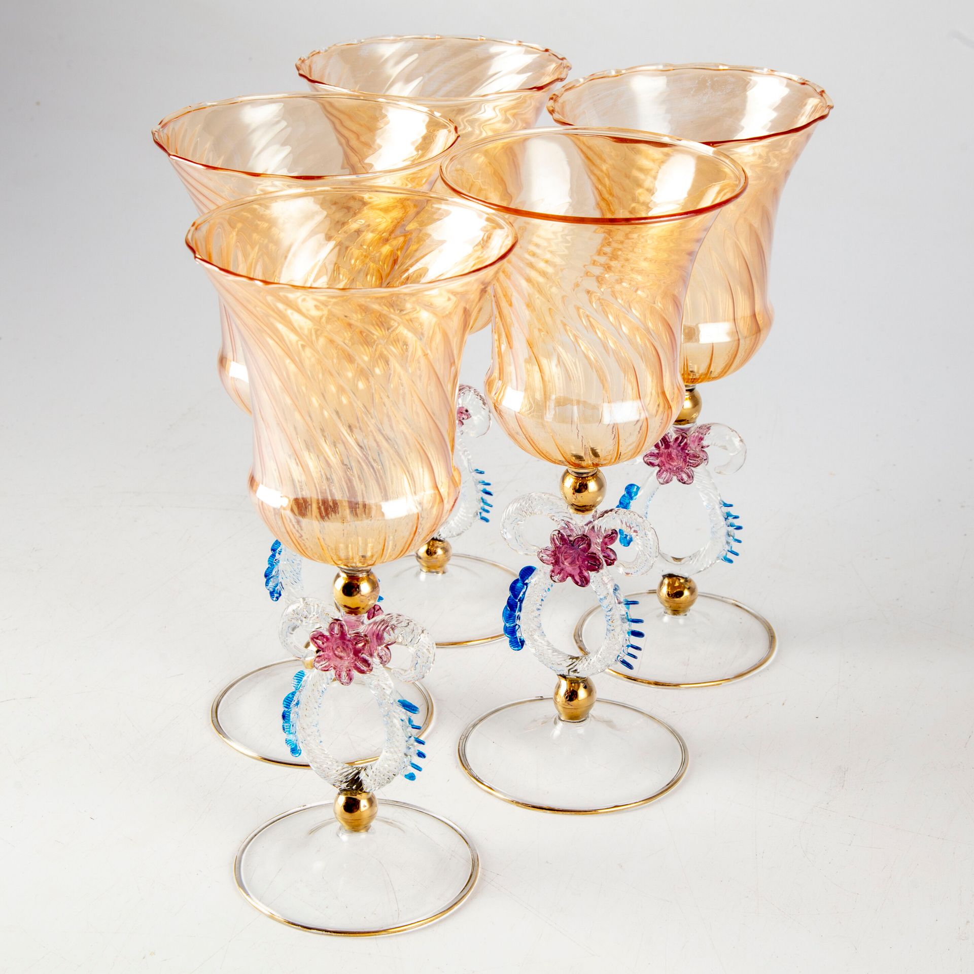 Null MURANO - 20世纪

五套多色和镀金的吹制玻璃柄杯。镂空脚，带花纹图案。文艺复兴风格

H.20厘米