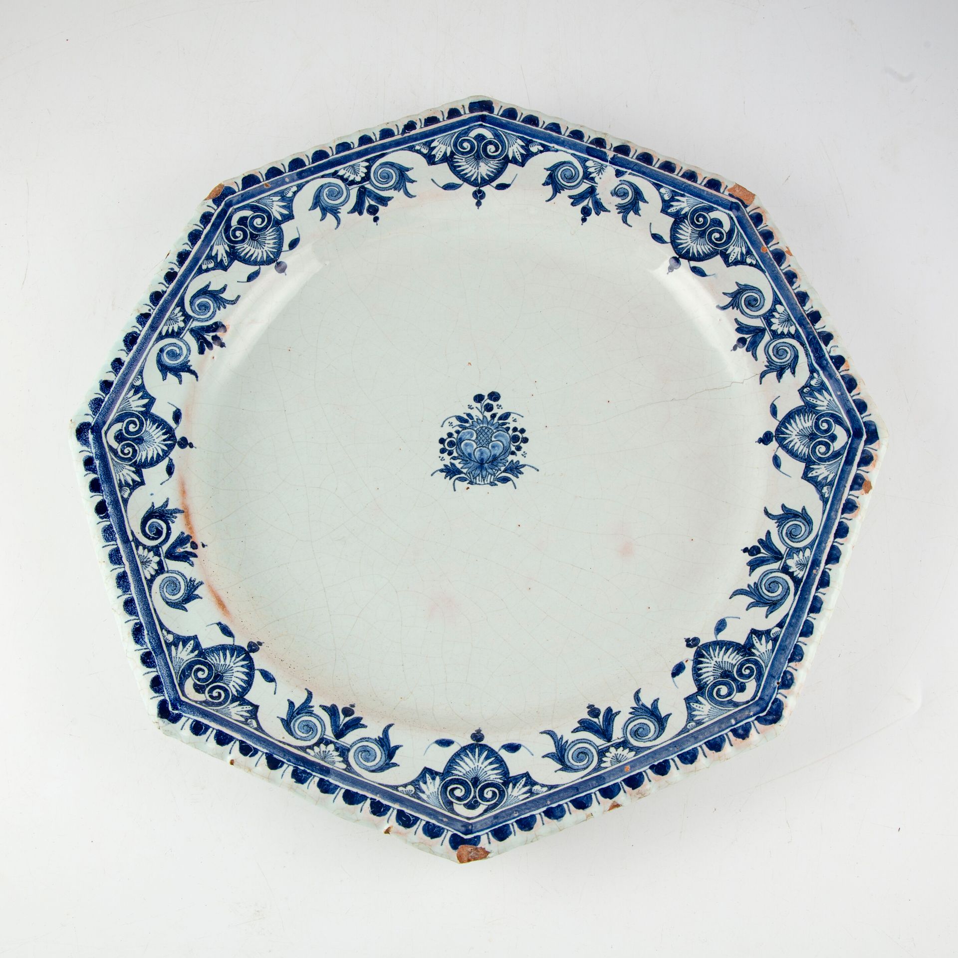 Null ROUEN

蓝白相间的大八角形盘子，饰有羊角花楣和花篮

D.35.5厘米

缺陷和裂缝