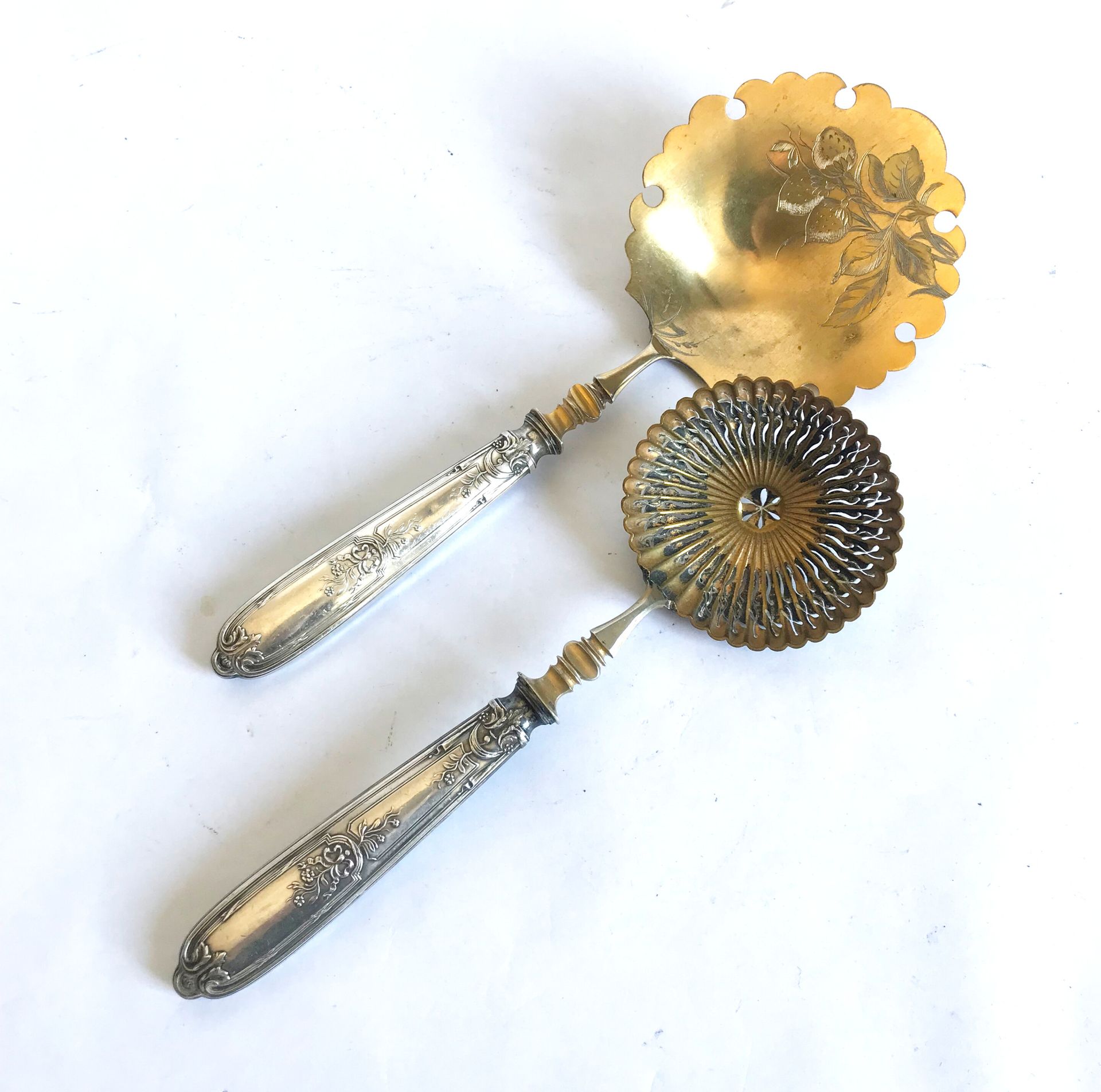 Null 鎏金金属冰激凌勺和糖勺，银质手柄上模压并刻有路易十六的图案。19世纪末-20世纪初

磨损的古铜色