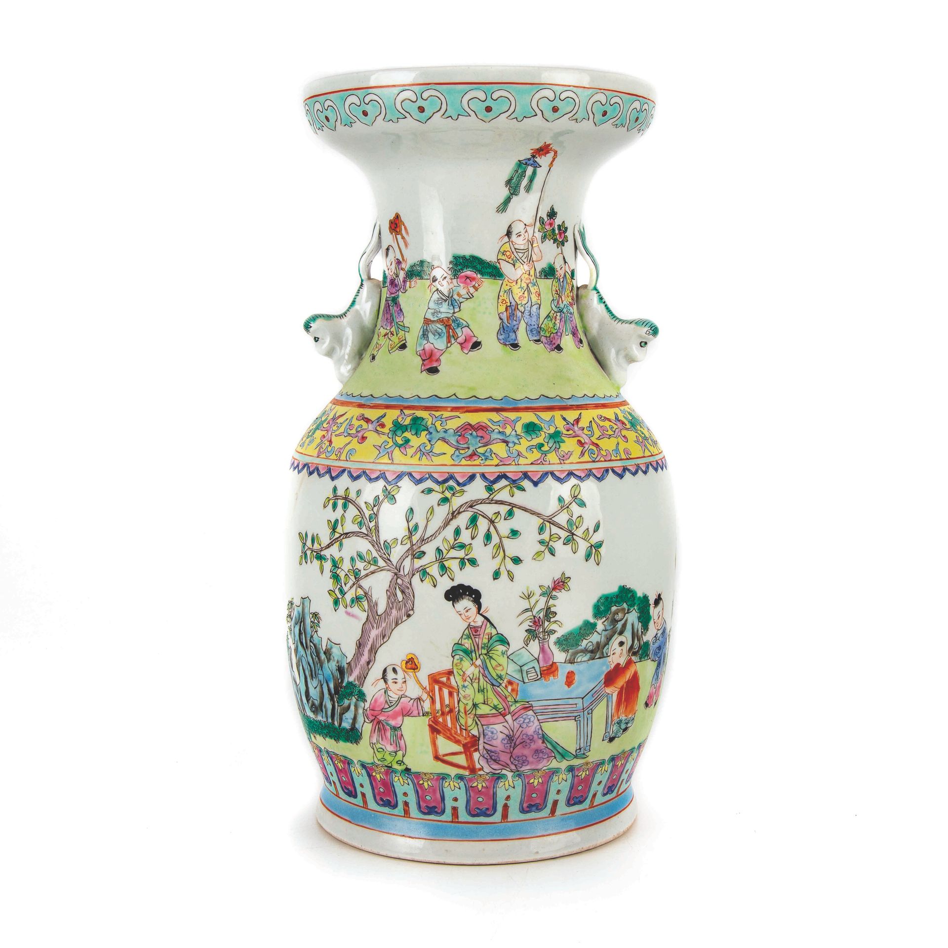 Null CHINE - XXe

Vase en porcelaine à panse renflée à décor polychrome de femme&hellip;