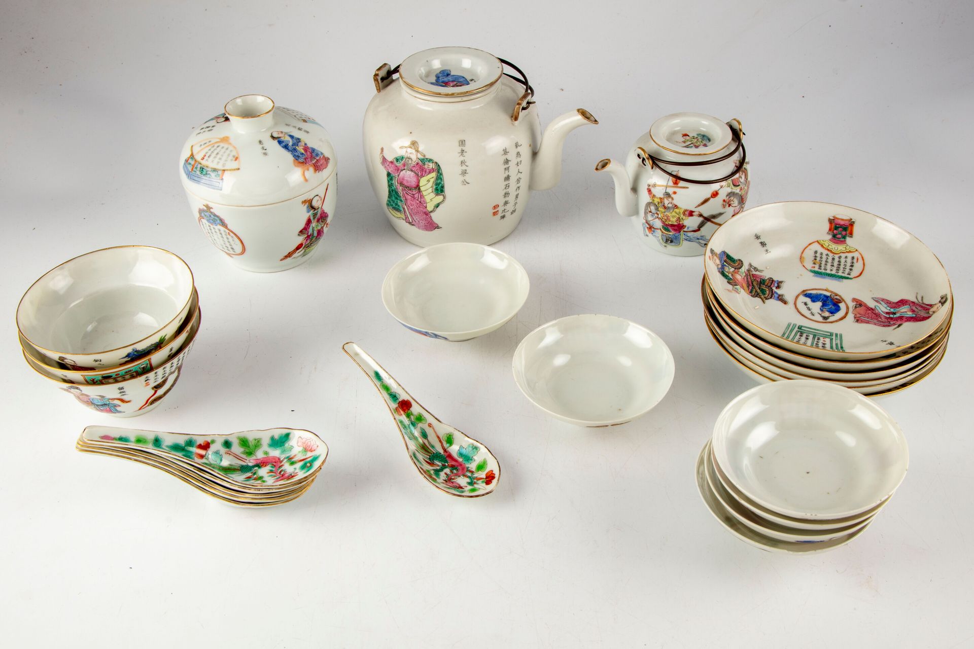 Null 
中国 




珐琅彩瓷茶具，有多色的战士装饰，包括两个茶壶，杯子和茶碟。 




小缺口、裂缝和事故