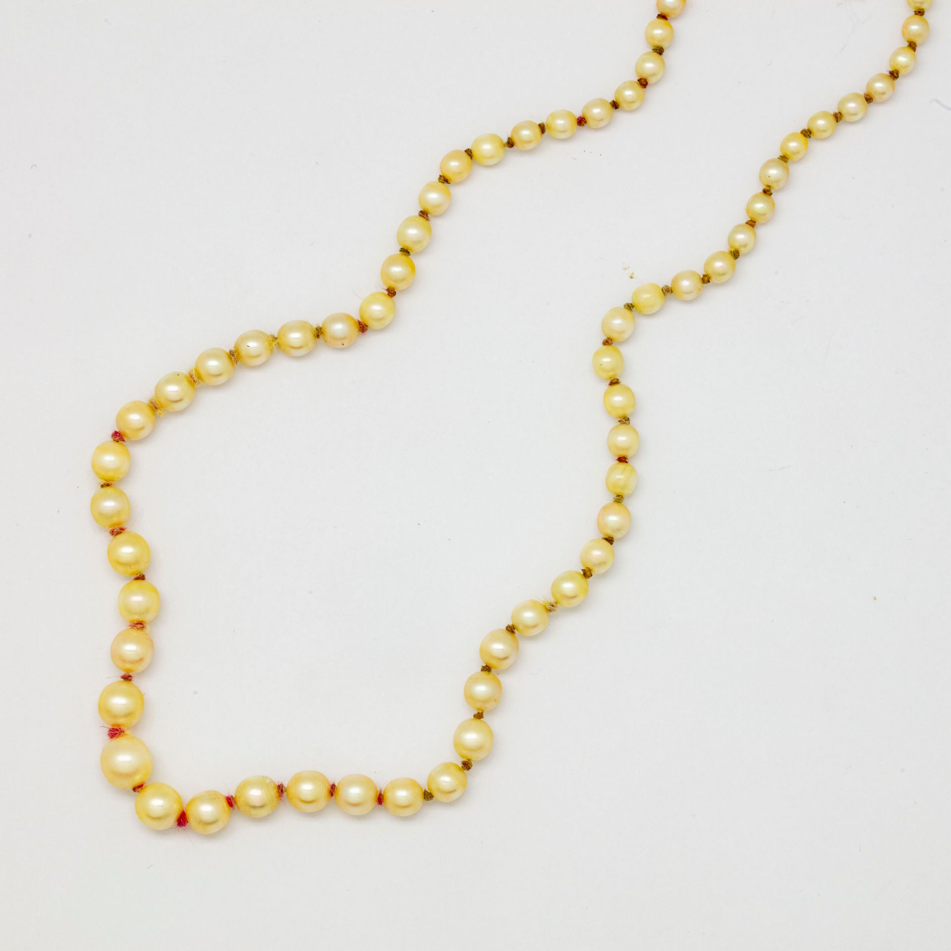 Null Pearl necklace with yellow gold clasp