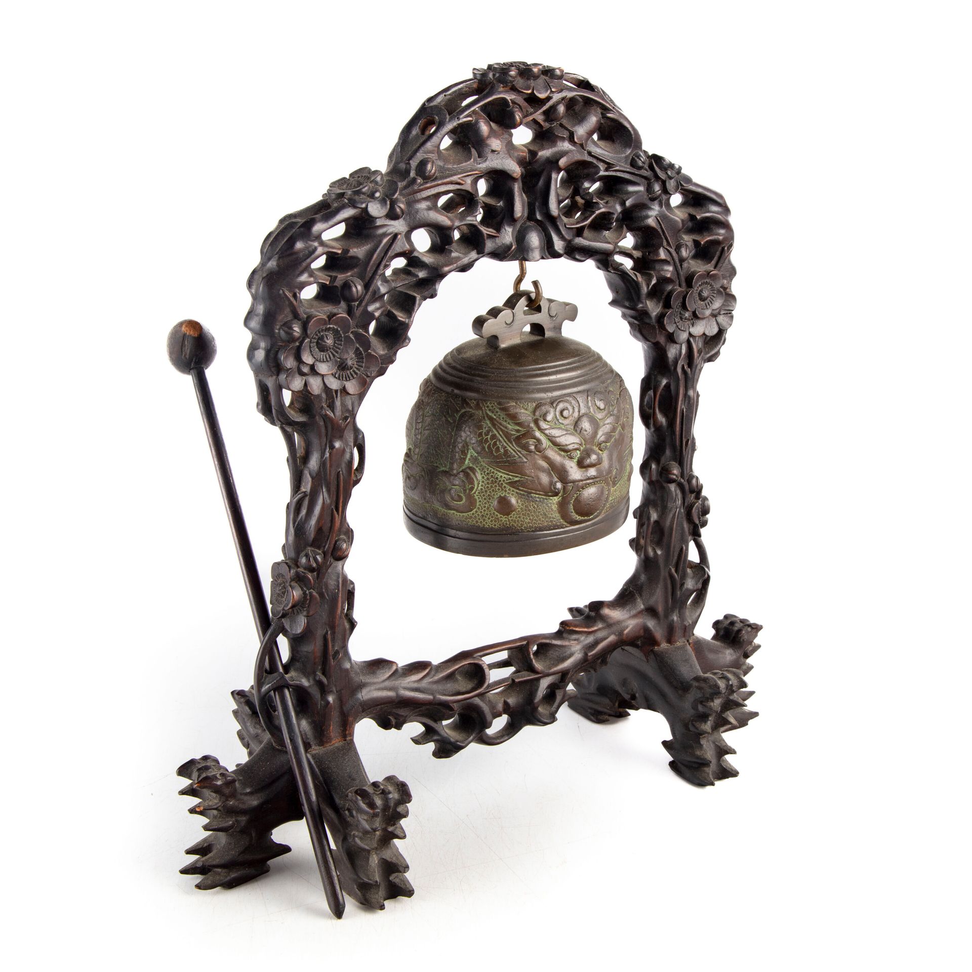 Null 中国 20世纪

龙头装饰的青铜钟，悬挂在一个雕刻的木质底座上。

H.33 cm; L. 30 cm