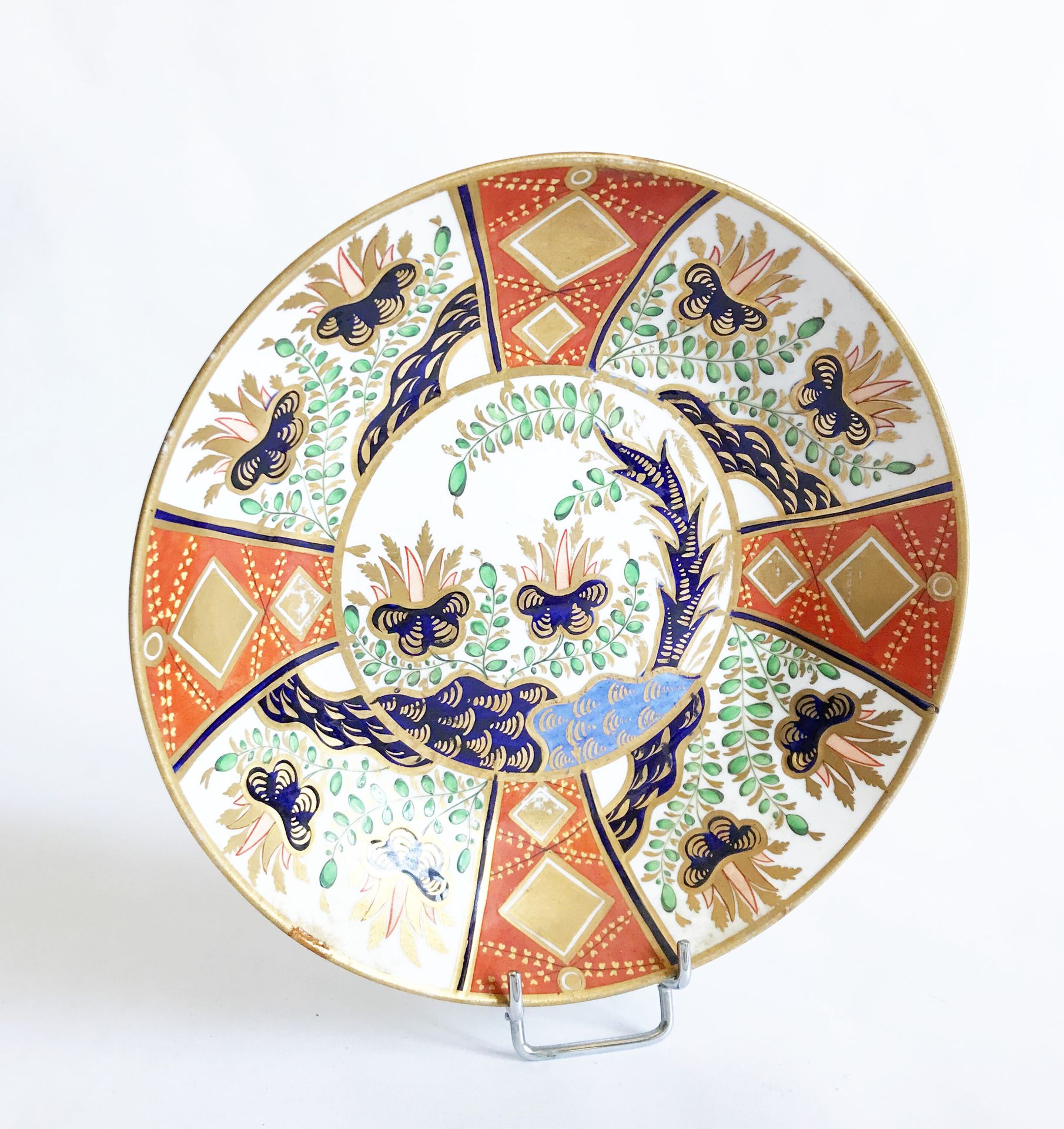 Null SPODE - 英国

一个圆形的瓷碗，用伊万里的调色板画了丰富的图案，用淡蓝色、绿色和金色丰富了开花的灌木。边缘有相同的设计和几何元素的交替辐射板，&hellip;