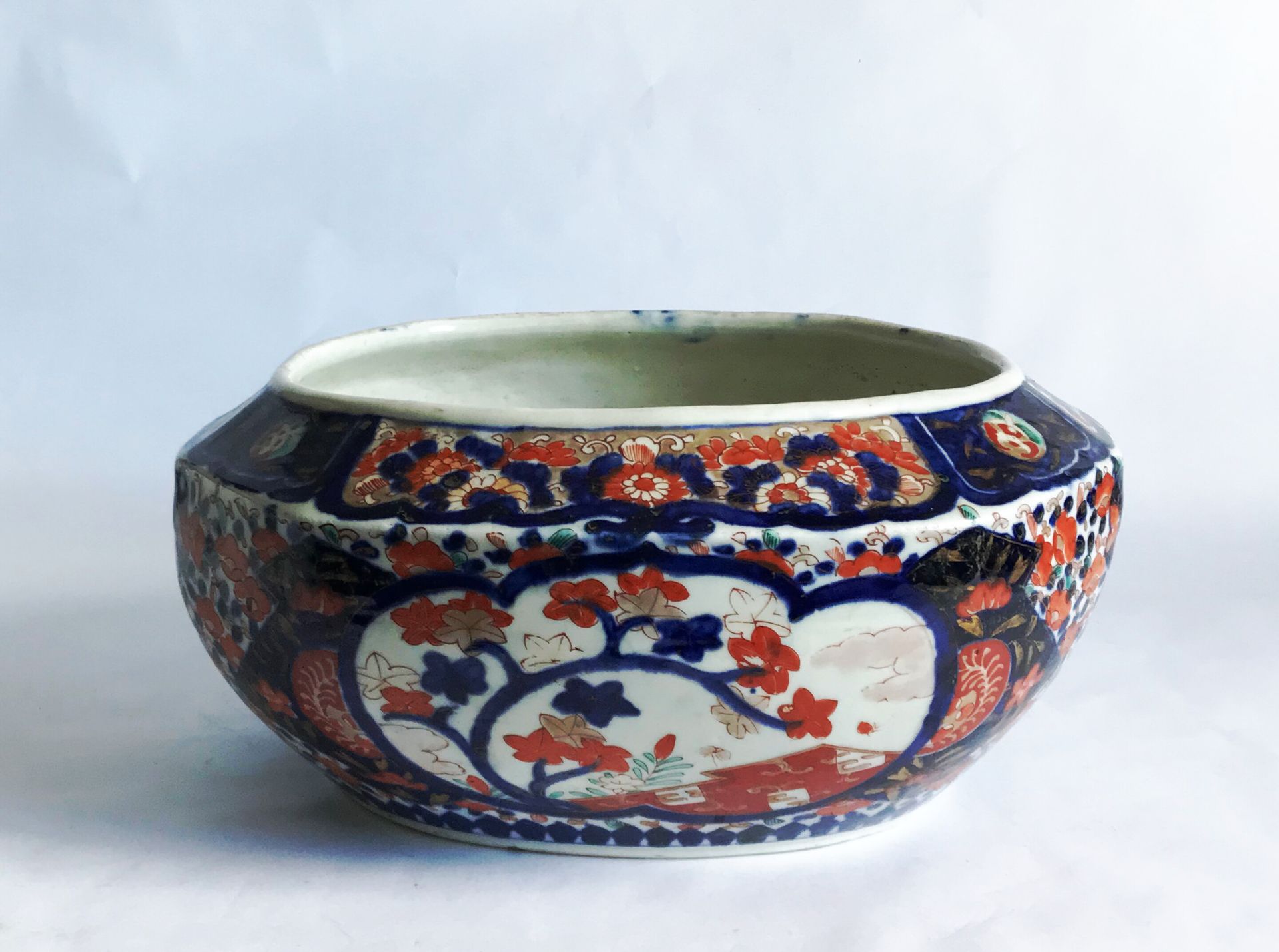 Null JAPON

Jardinière de forme ovale en porcelaine à décor dans la palette Imar&hellip;