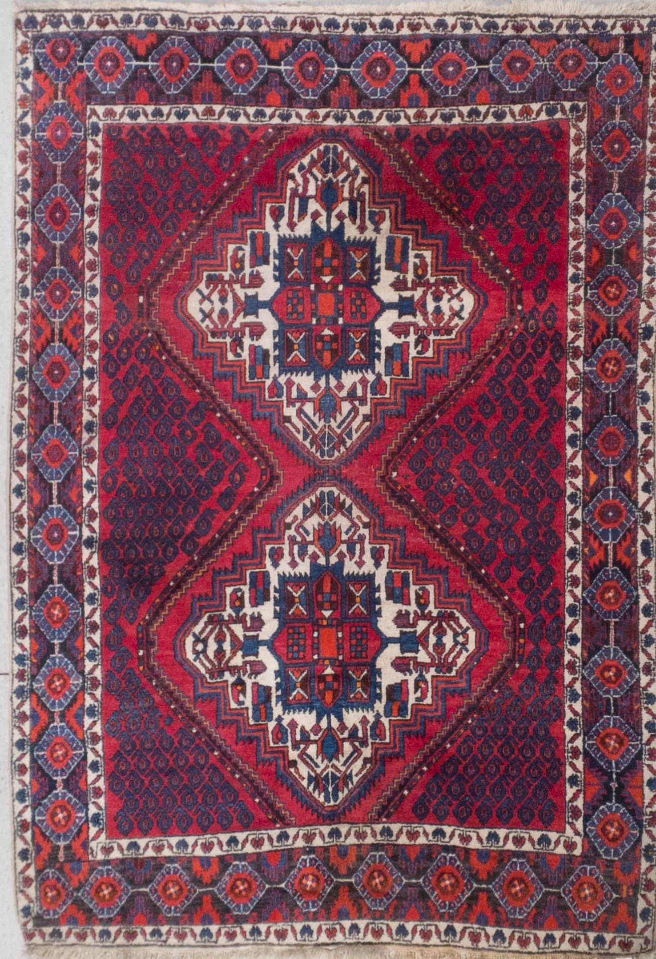 Null Tapis en laine rouge bleu et beige à décor de losanges

Iran, époque XXe

2&hellip;