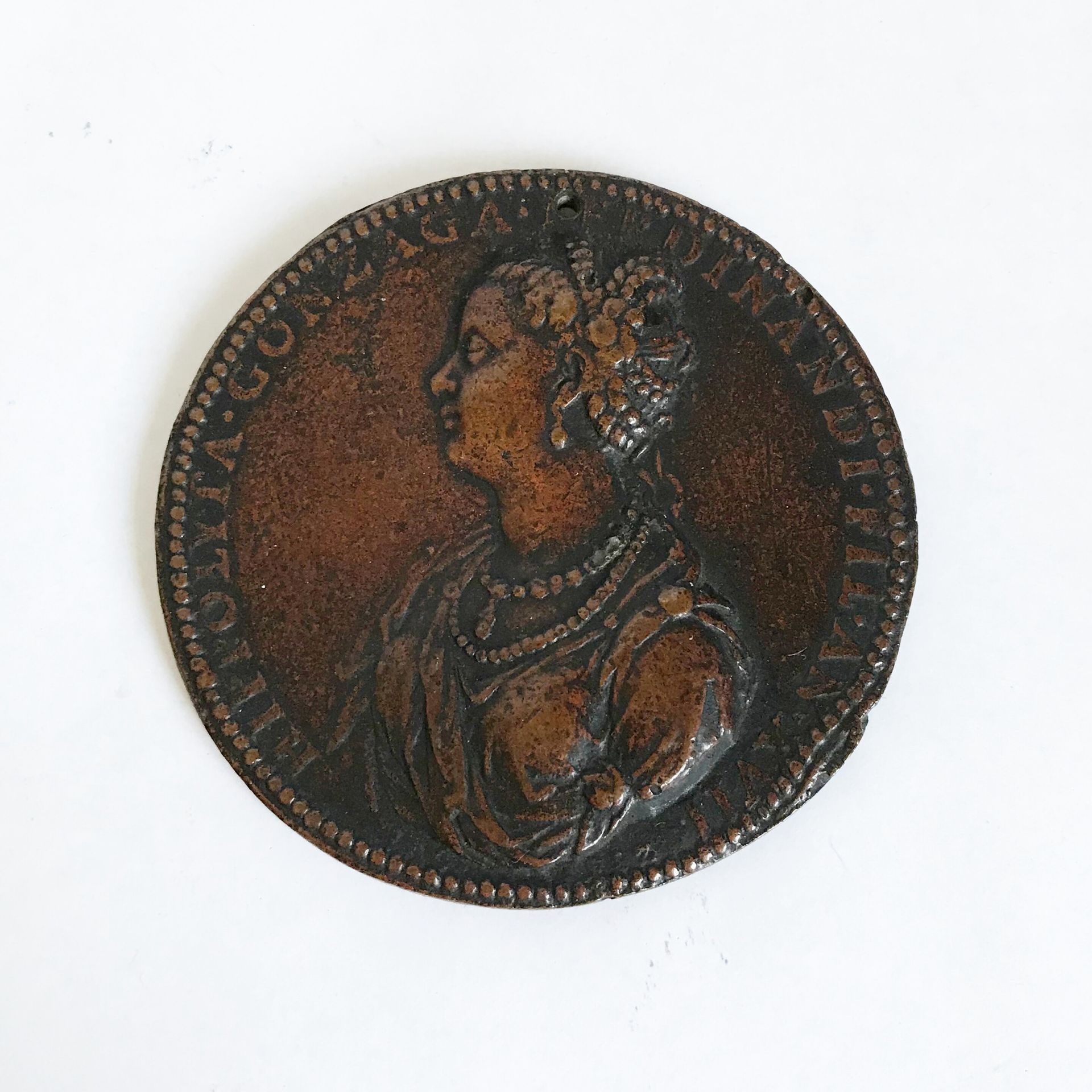 Null 在Jacopo DA TREZZO之后

带有希波吕塔-冈萨加轮廓的铜牌。

正面：一个女人的半身像，上面写着 "希波吕塔"。Gonzaga .费迪南&hellip;