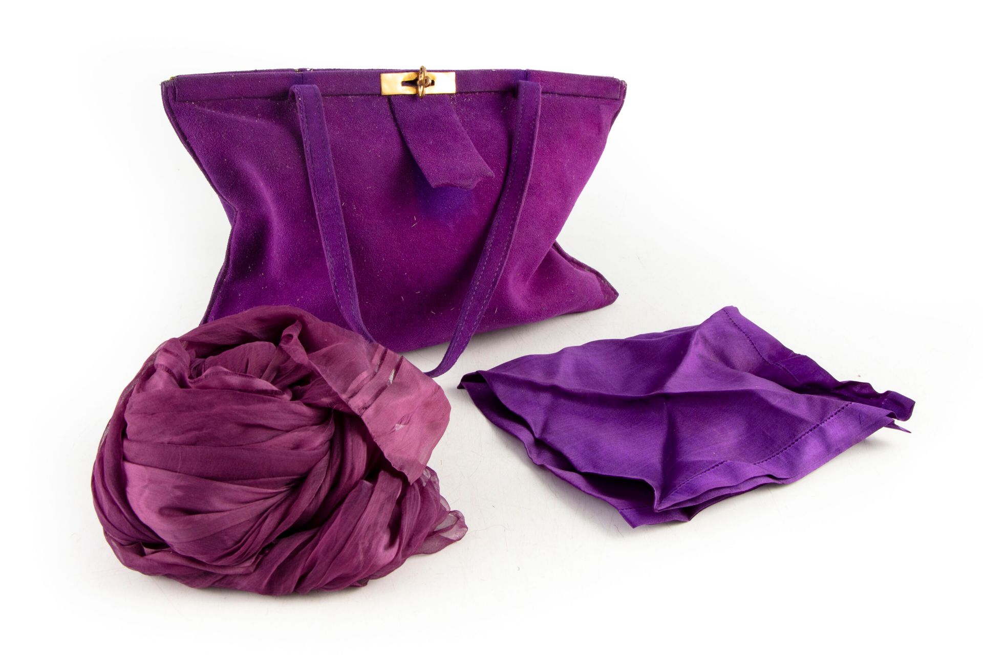 Null Abendtasche aus violettem Wildleder, dazu ein Schal
