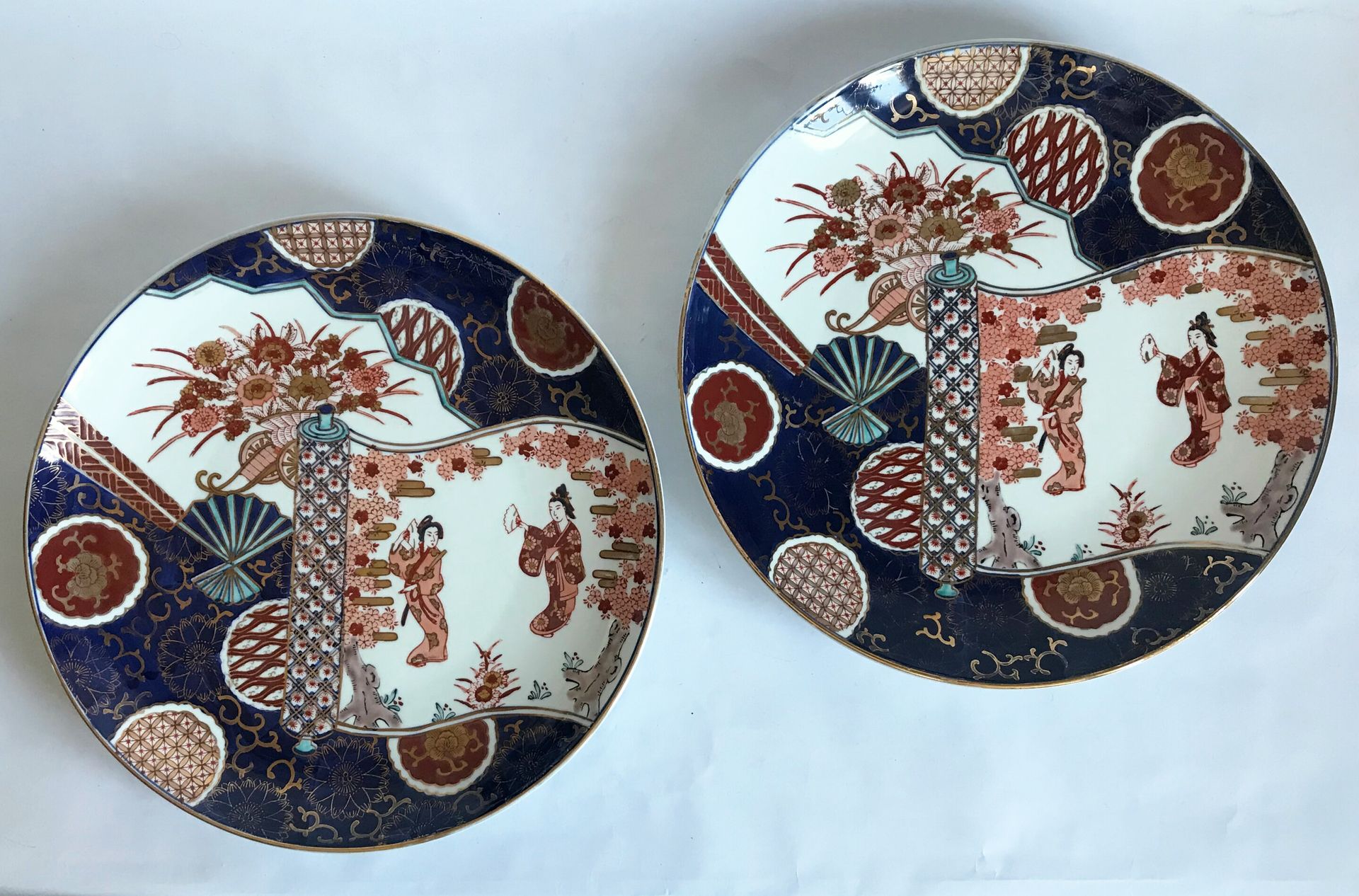 Null 日本

一对大瓷盘，上面有拼接的装饰和伊万里色调的女性形象

D.36厘米