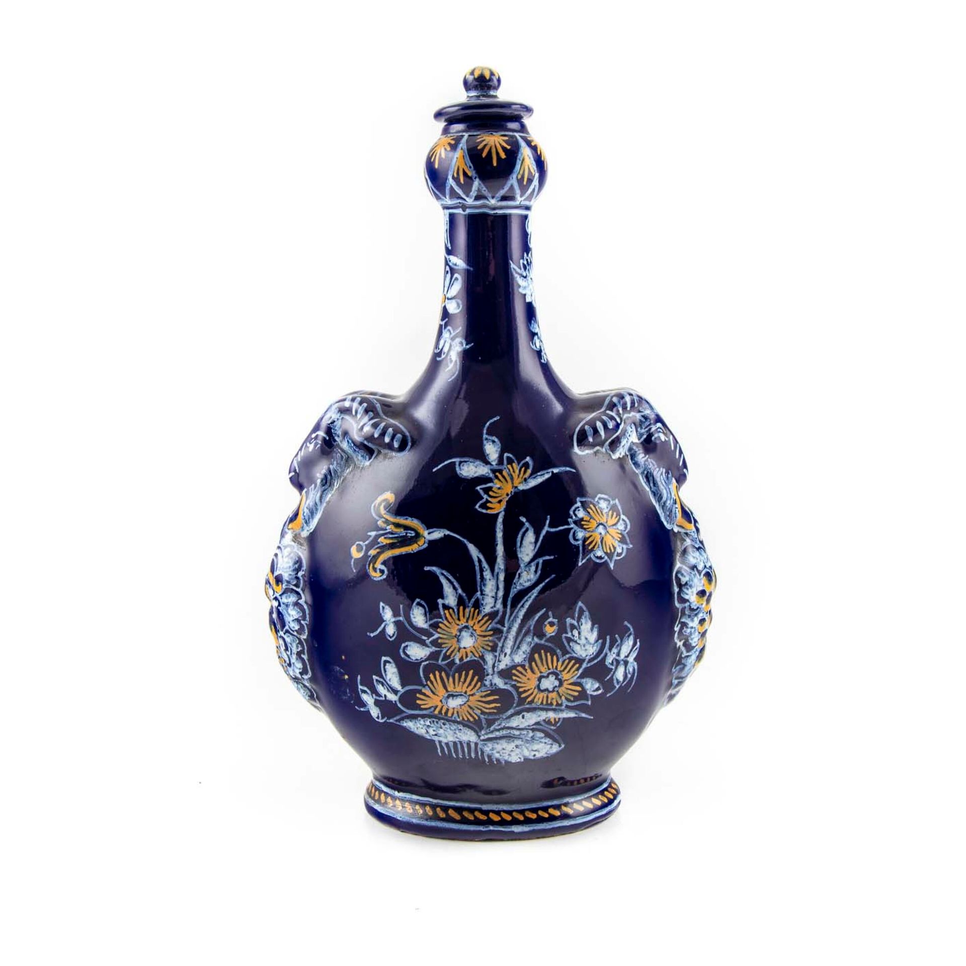 Null Nevers - Montagnon

有盖陶罐，呈柱状，有两个羊头形状的把手，用白色和赭石装饰波斯蓝背景上的花。

蒙塔尼昂的制造

19世纪末

&hellip;