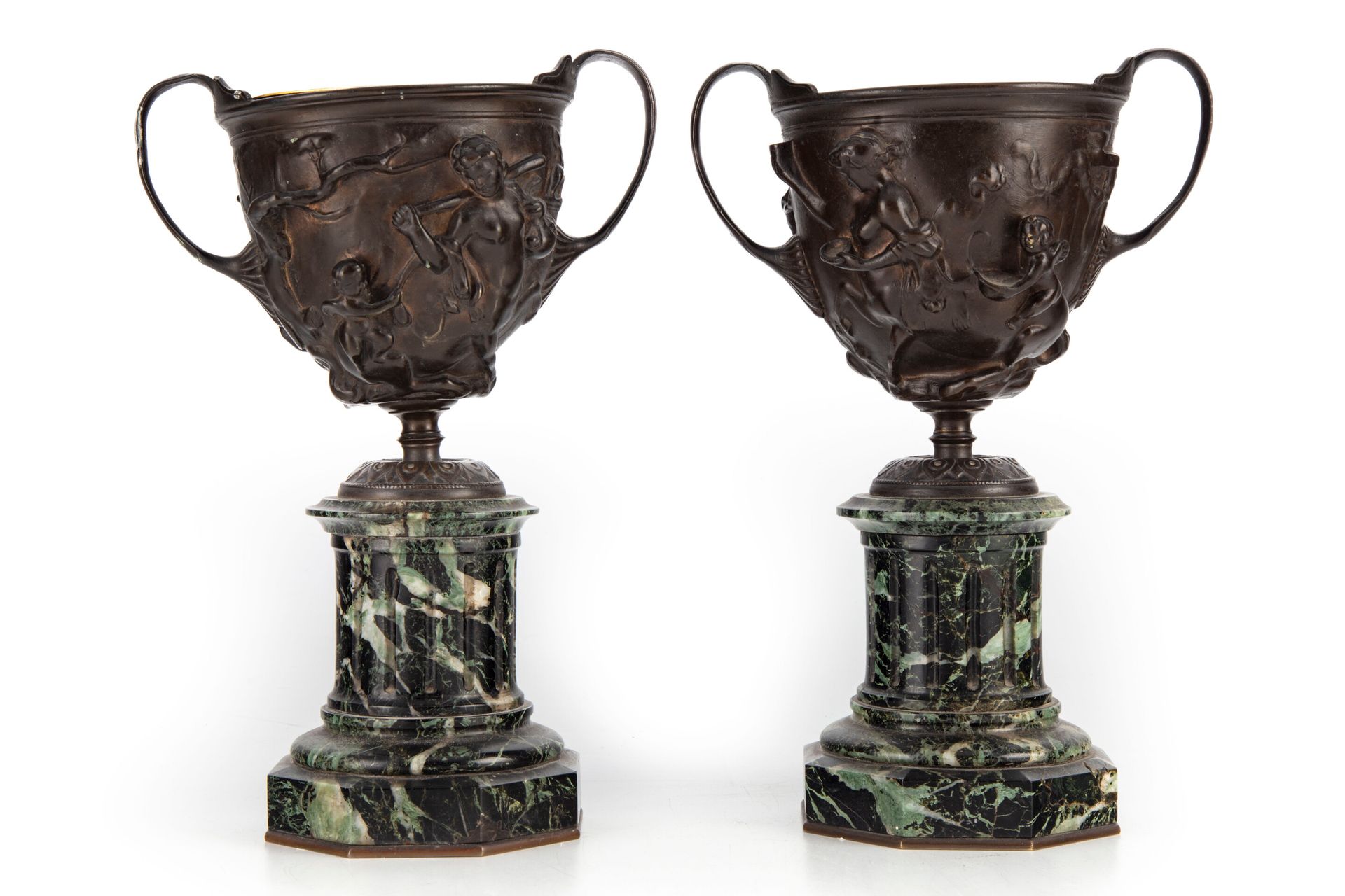 Null 一对青铜杯，上面有半人马和普托的高浮雕装饰，放在有凹槽的大理石柱上。

H.24.5厘米