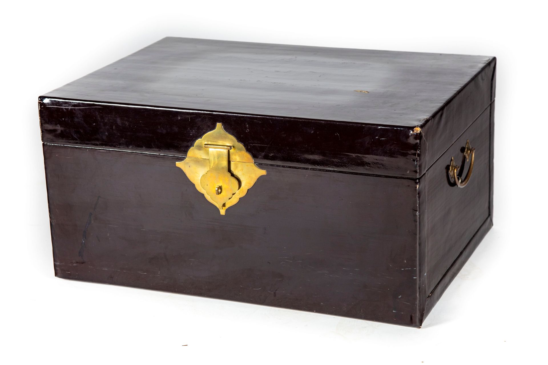 Null 中国 - 20世纪

大型漆面木箱，镀金黄铜饰面

内侧的标记

H.38厘米；宽76厘米；深54厘米

小事故