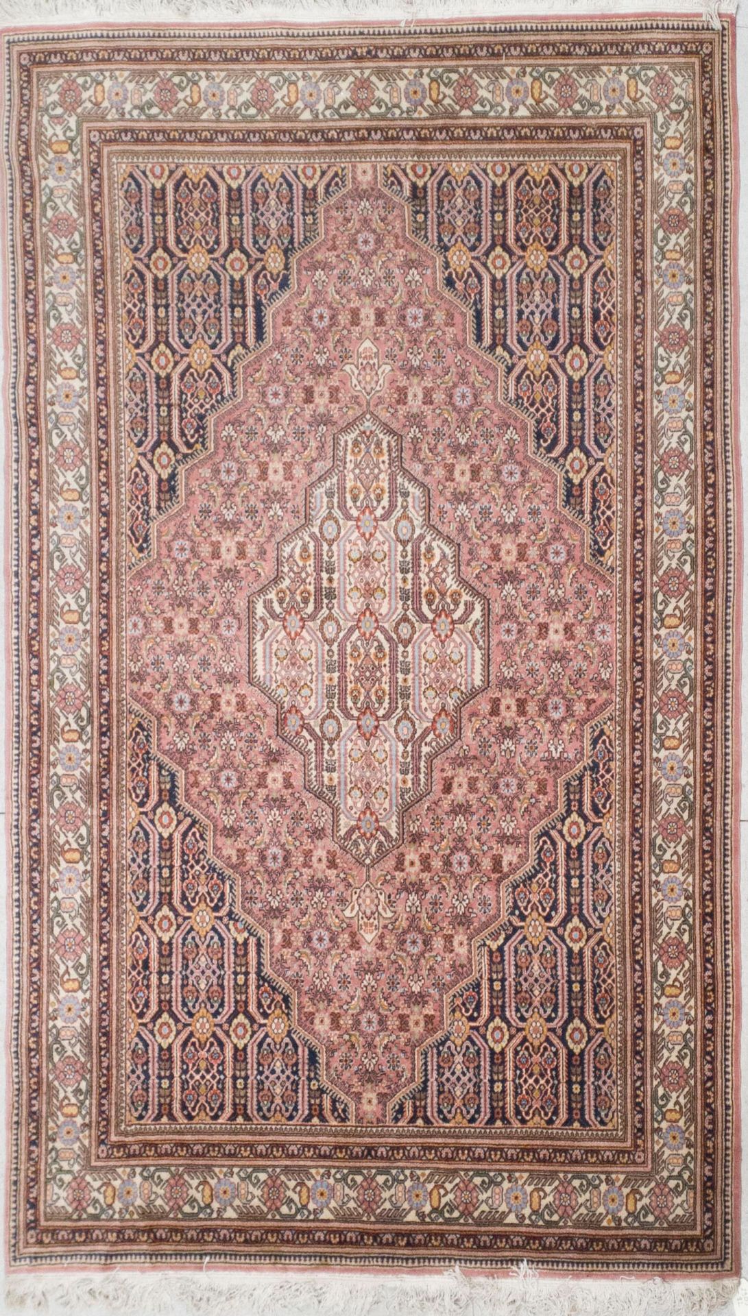 Null 多色羊毛机械地毯，实地有菱形和花朵的几何装饰，边框有花朵

罗马尼亚, 20世纪

308 x 202 cm

磨损的