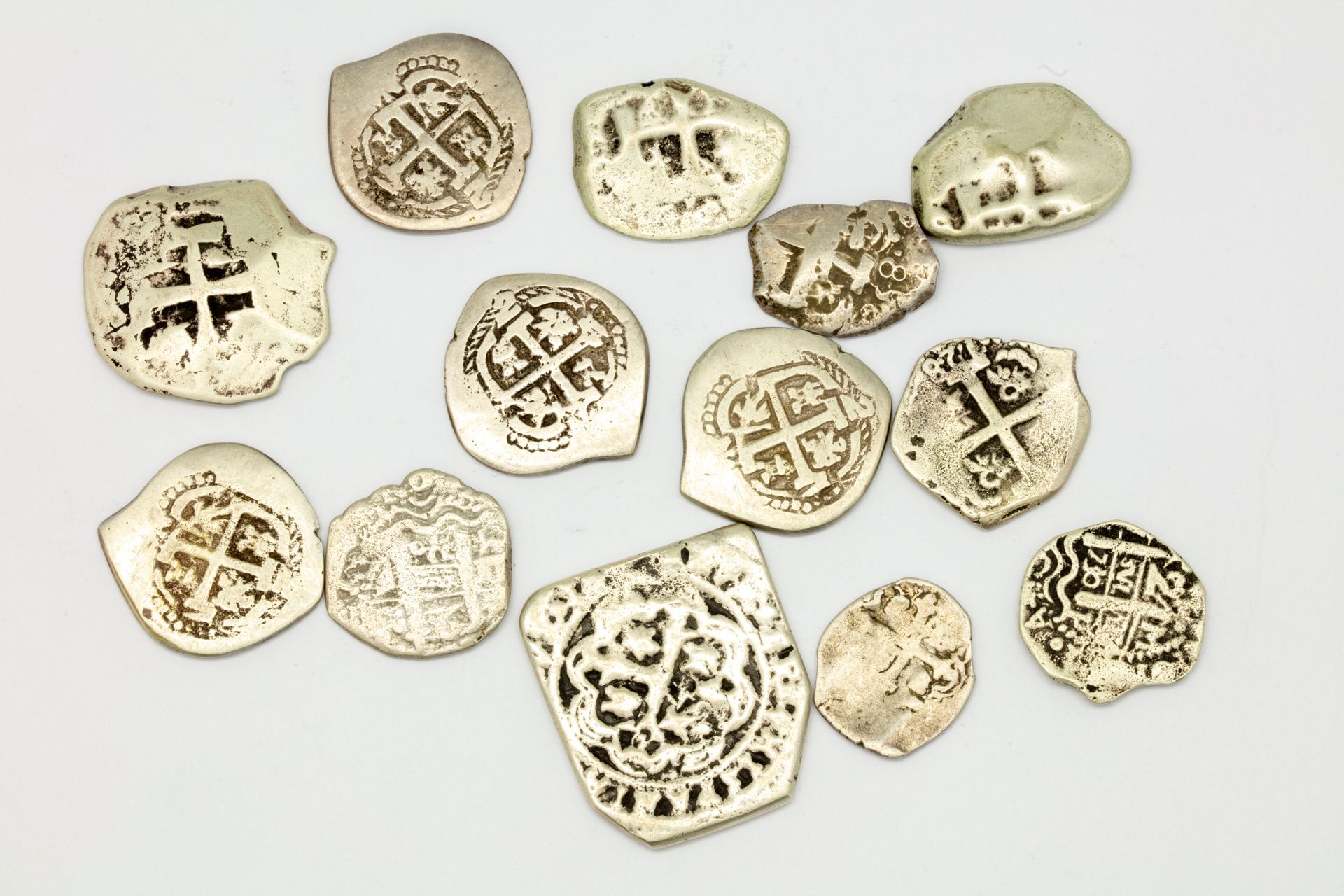 Null 一套13枚不同价值的雷亚尔银币，可能是西班牙王国为其在南美洲的殖民地发行的。

重量：126克。

穿着