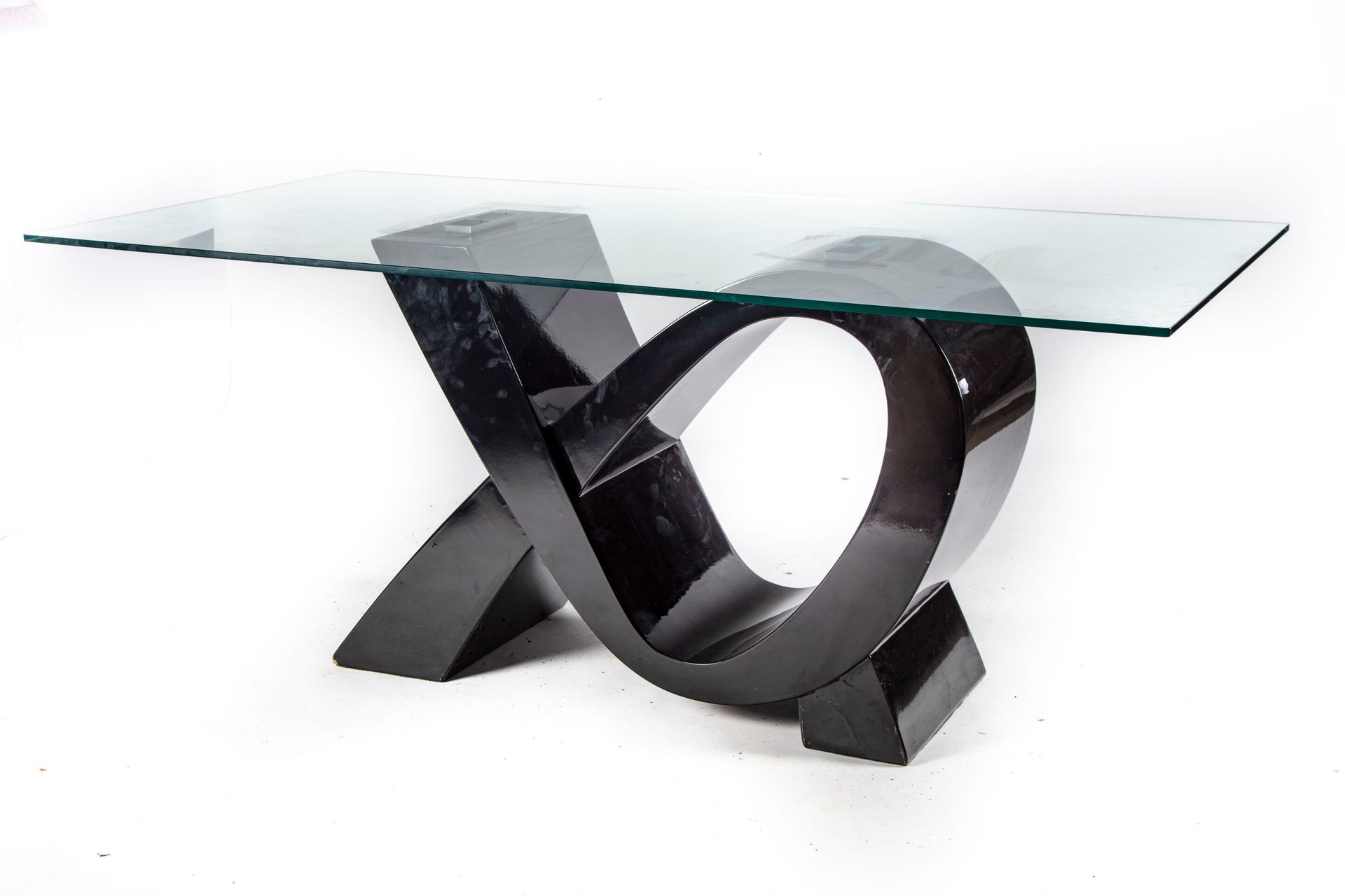 Null 长方形玻璃桌面餐桌，置于黑色漆面木质 "阿尔法 "桌腿上

约1980年

H.75厘米；宽180厘米；深90厘米

小碎片