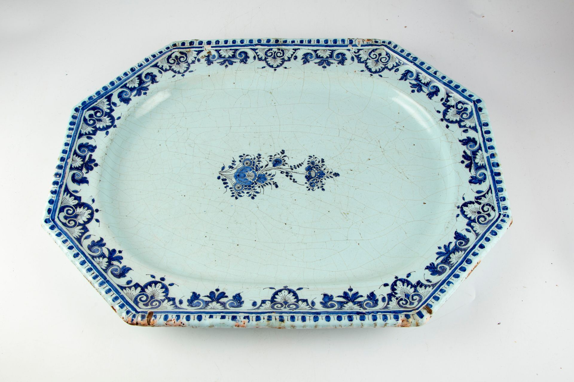 Null ROUEN - 18世纪

八角形釉陶盘，蓝色卡马伊奥装饰的叶子、羊角花和花朵

54 x 42 厘米

轻微磨损