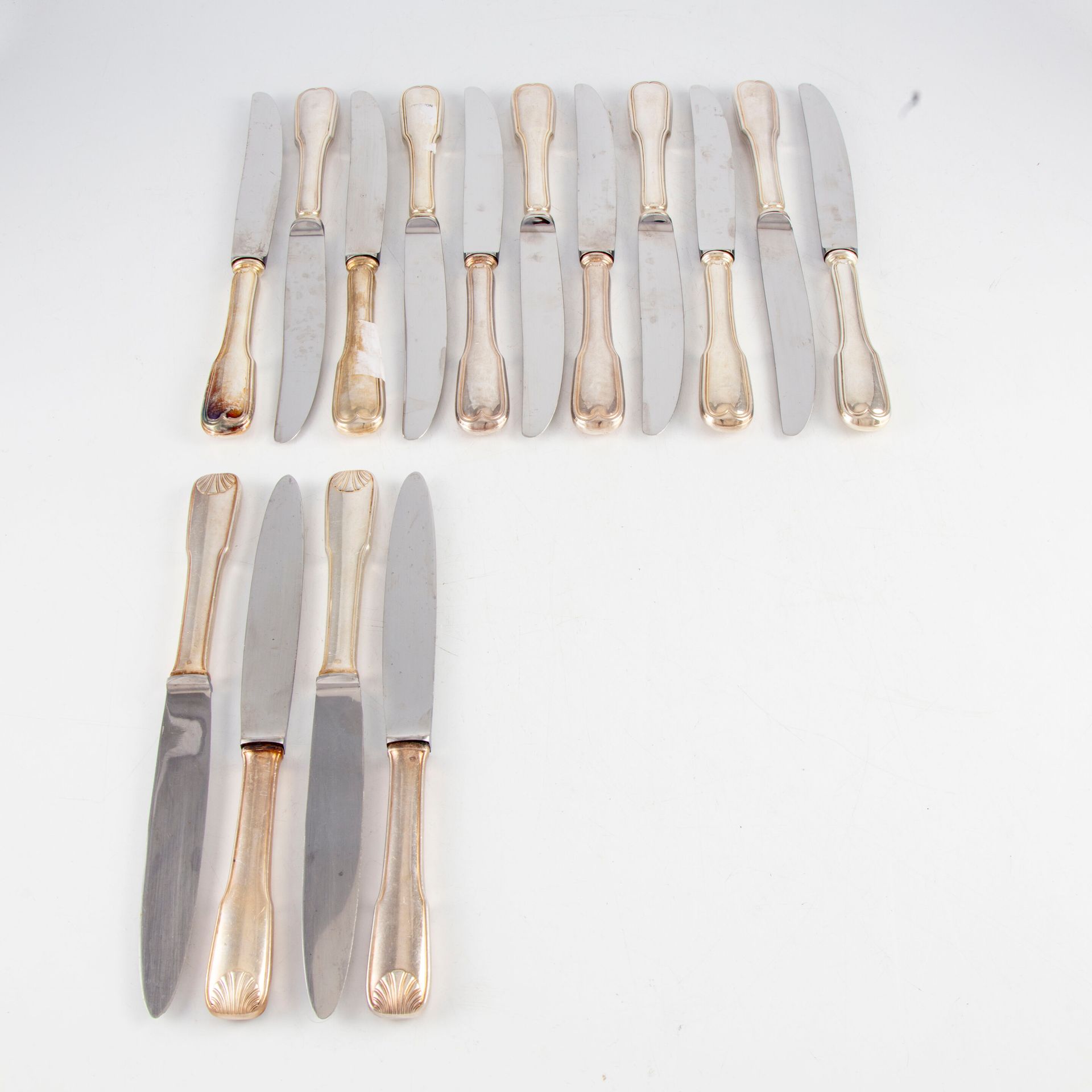 Null Undici coltelli in argento placcato a rete e quattro coltelli in argento pl&hellip;