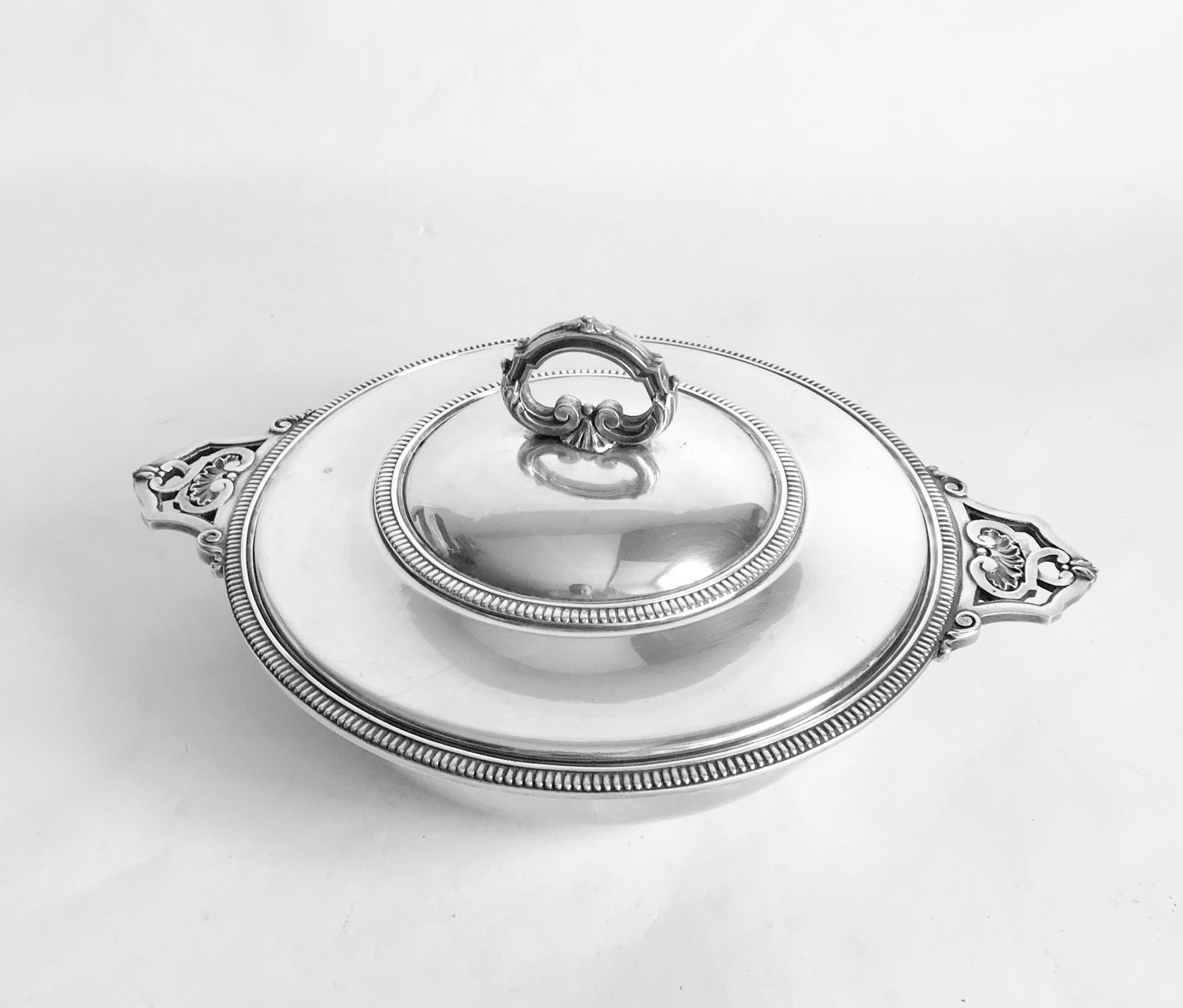 Null 一个小的有盖镀银蔬菜盘，边缘有锯齿，平把手有镂空的贝壳。18世纪风格

D.21厘米