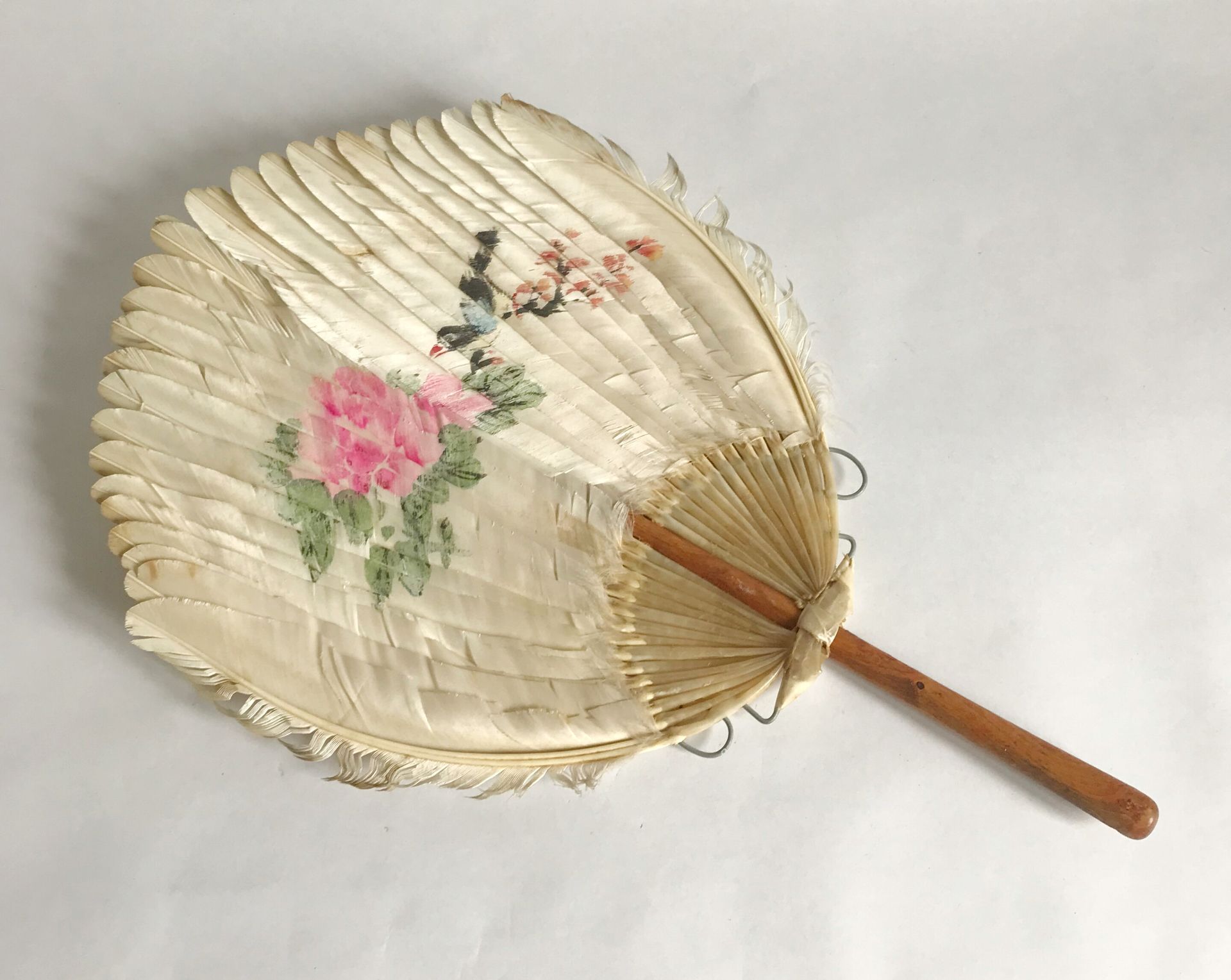 Null Goose feather fan (?) with painted decoration on a wooden handle.

H. 37 cm