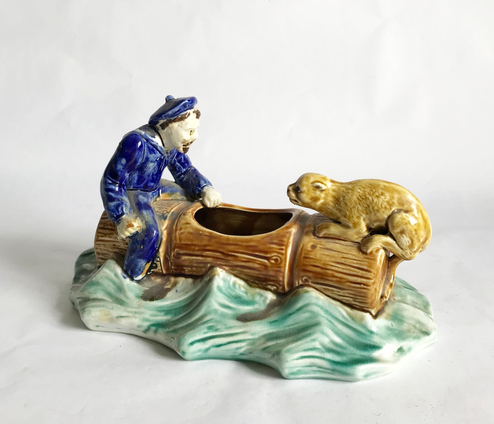 Null Coppa in barbotine raffigurante un marinaio e un cane su una botte

Coperch&hellip;