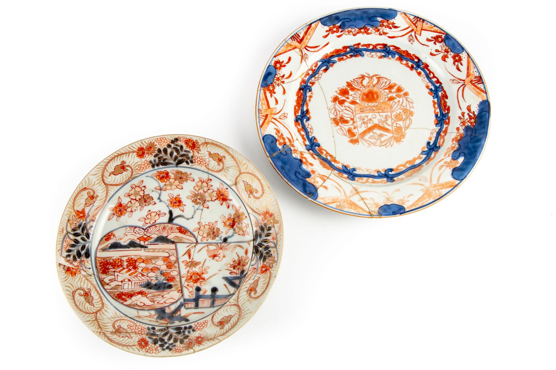 Null 中国

两个用伊万里调色板装饰的瓷盘，一个是纹章，另一个是风景。

18世纪

破损和修复。