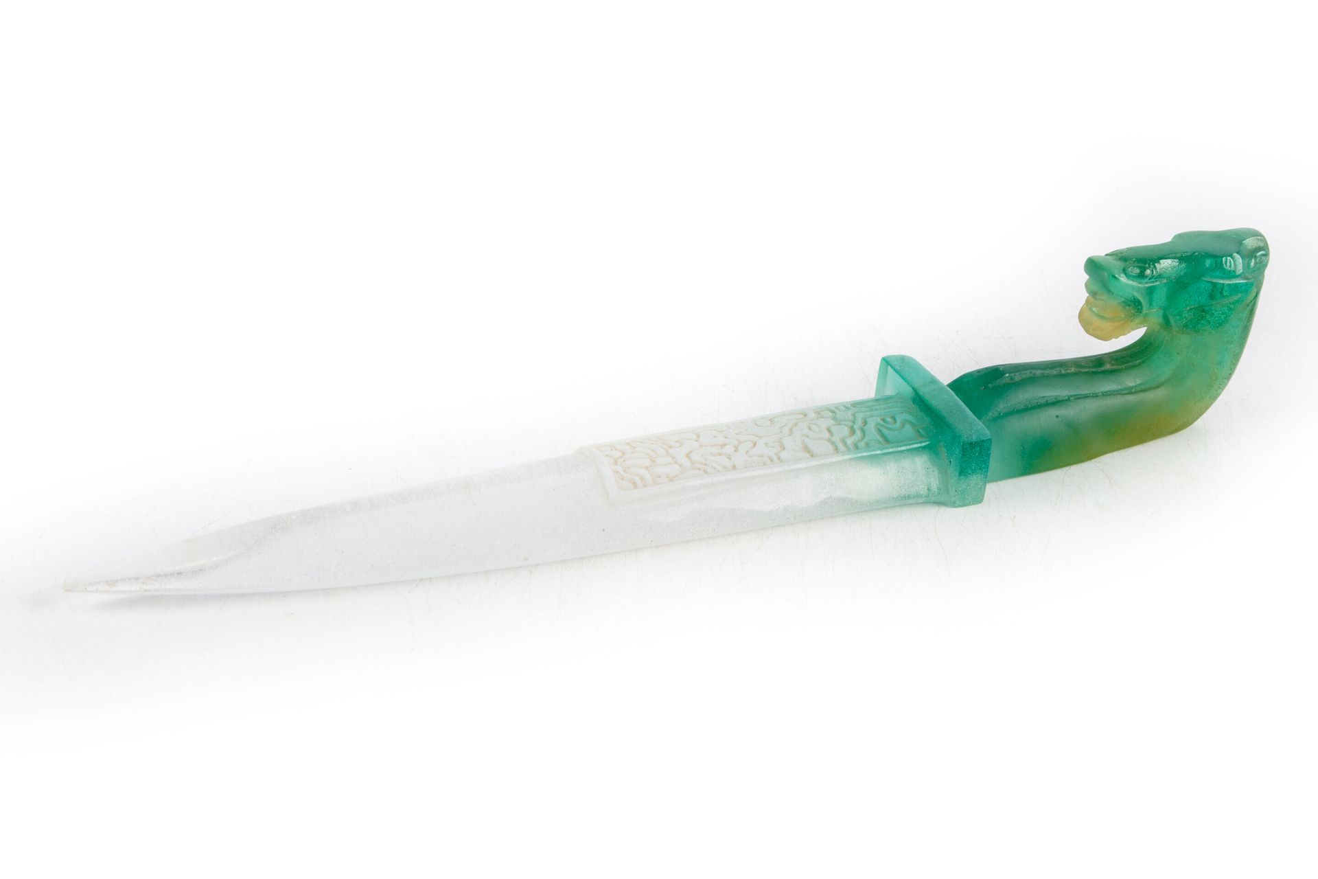 Null DAUM - 法国

彩色玻璃匕首，带马头的握把

大约1970年，在侧面签名

长：30.5厘米

小碎片