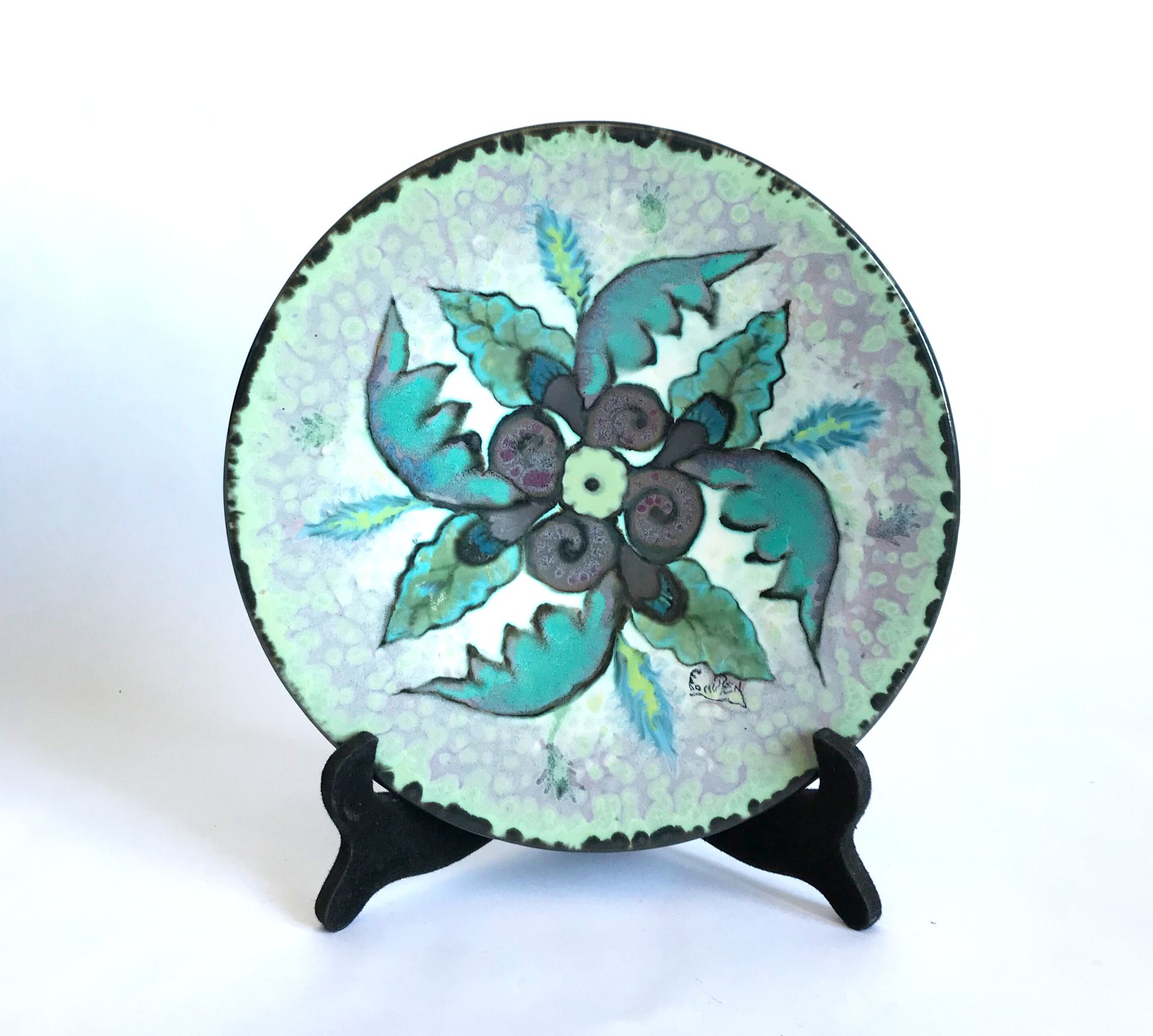 Null P.福伊伦 - 坎佩尔

陶器盘，有多色的风格化叶子的装饰。

背面有签名