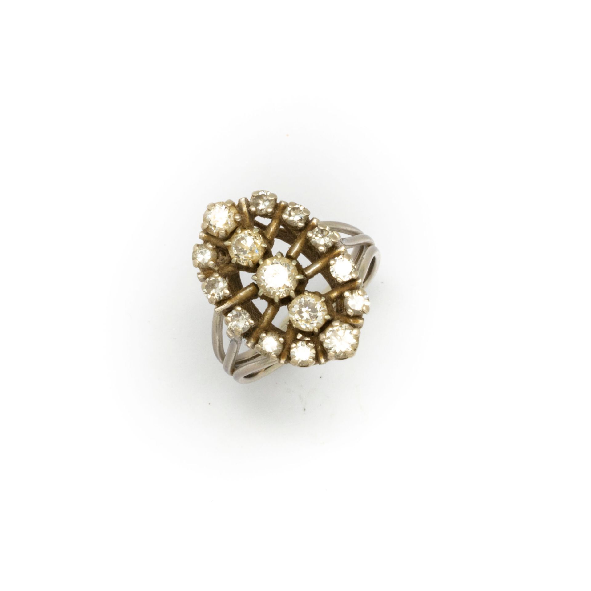 Null Ring aus Weißgold in Navette-Form, mit kleinen Diamanten besetzt.

TDD: 52
&hellip;