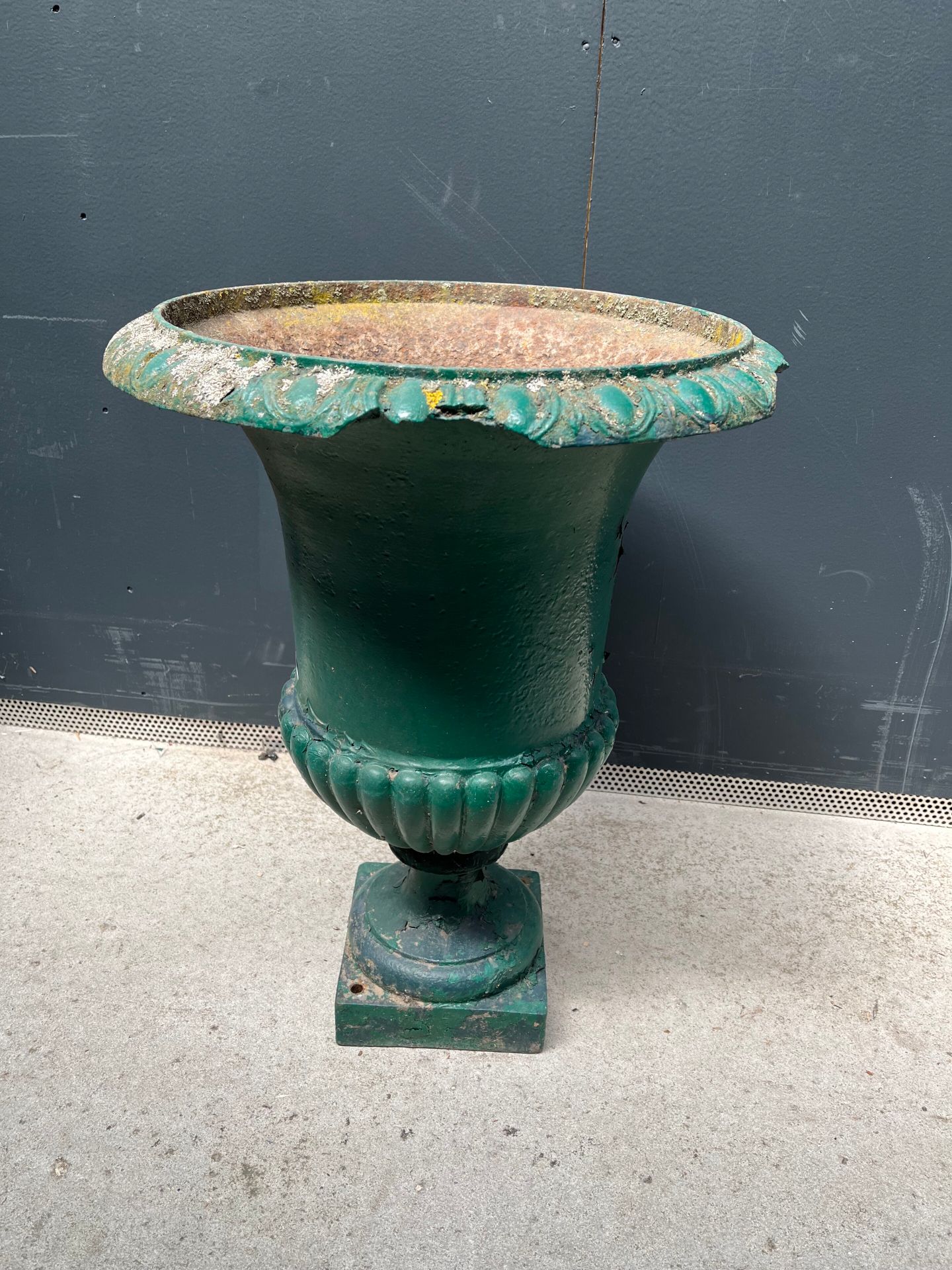 Null Große Medici-Vase aus Gusseisen. 

H. : 61 cm 

Kleiner Unfall