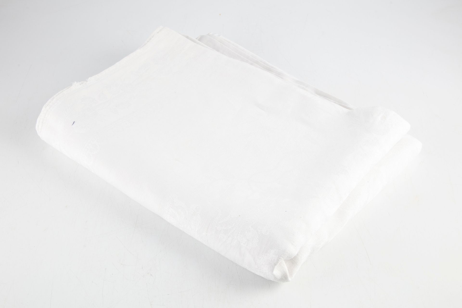 Null 白色大马士革棉质桌布，带花

(使用条件)