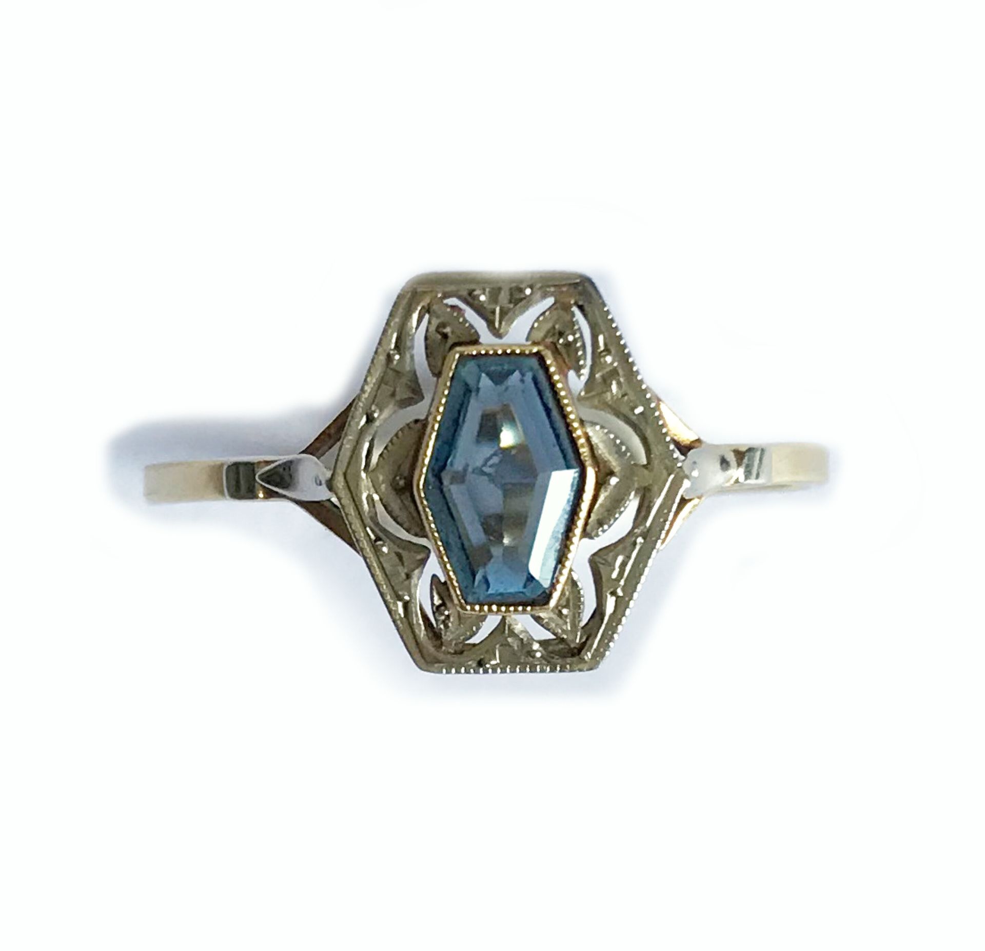 Null 金戒指上镶嵌着一颗多角形的彩色宝石，在镂空的框架中，形成了装饰艺术风格的花朵。

毛重 : 1,35 g