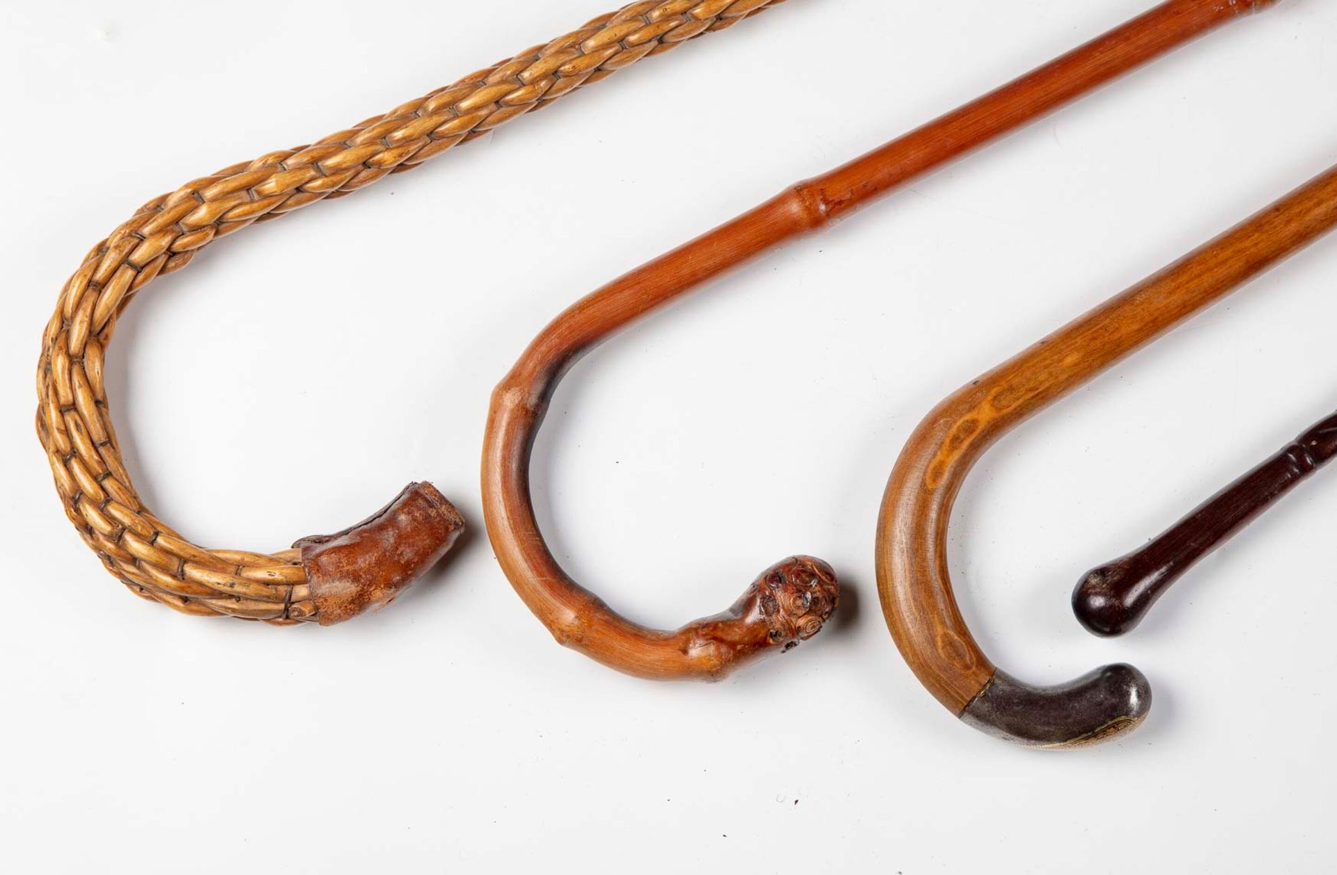 Null 一套四支手杖。

-四根不同木材的简单手杖，一根带有托莱多大马士革金属尖端的手杖，一根带有步枪子弹制成的套圈的毛手杖（81-154-148-156）。