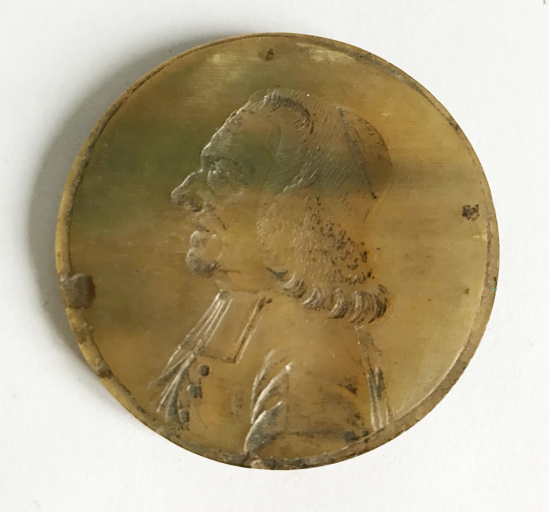 Null 18世纪的一个空心凿制的角质奖章（印章的印记？

D. 5厘米