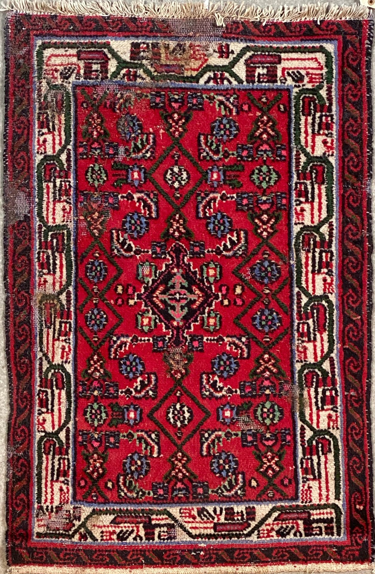Null 红底几何图案的地毯，双层边框

114 x 73 cm

磨损的