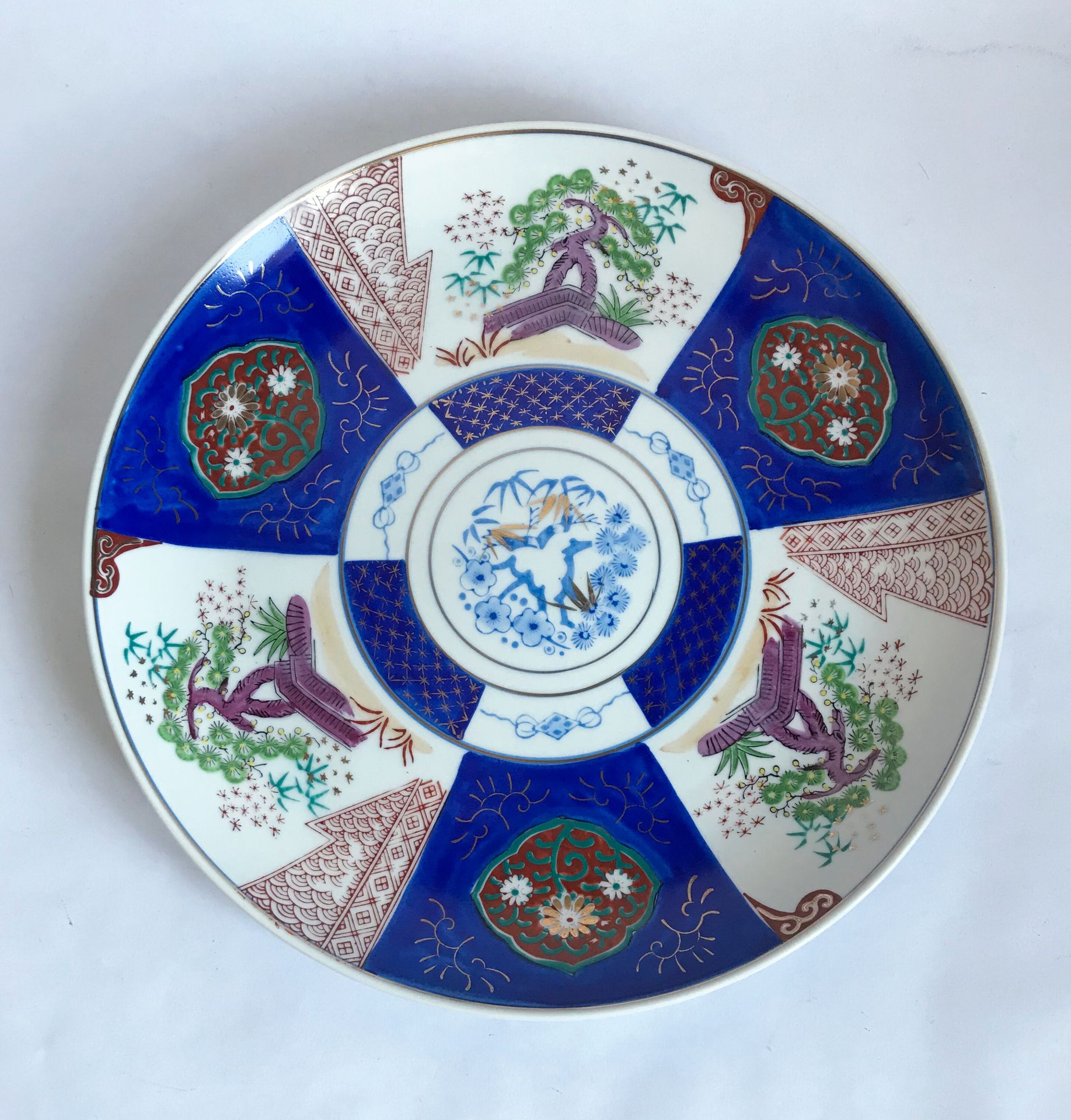Null 中国

一个用伊万里调色板装饰的圆形瓷盘，储备有花朵的栅栏。

D.31.5厘米