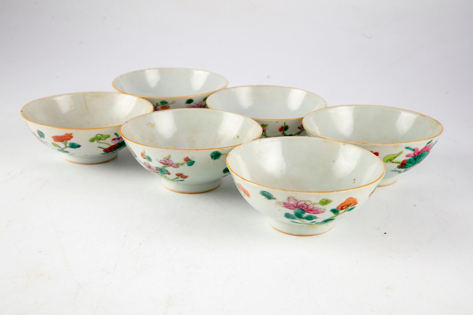 Null Juego de seis tazas de porcelana esmaltada con decoración policromada de fl&hellip;