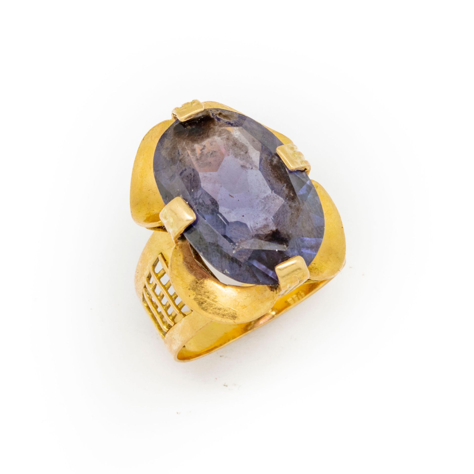 Null 镶嵌有椭圆形紫水晶的黄金戒指

毛重：11.32克。