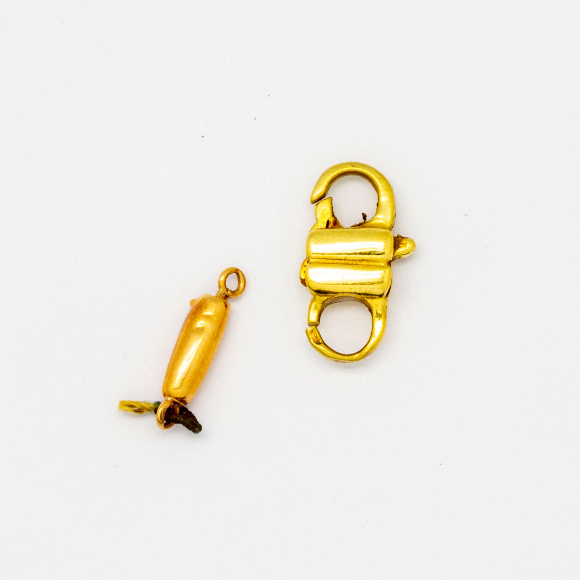 Null Lot of two gold clasps 

weight : 2,3 g
