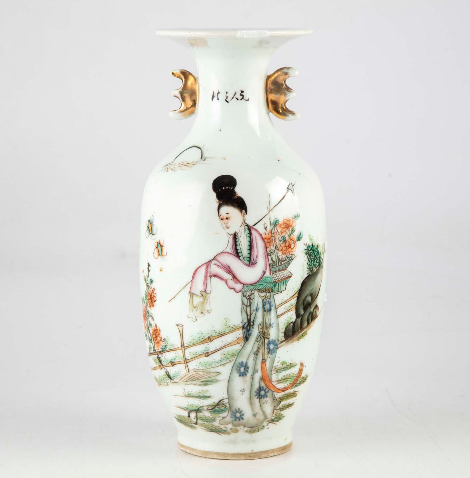 Null CHINE - XXe

Petit vase de forme balustre en porcelaine émaillée à décor d'&hellip;