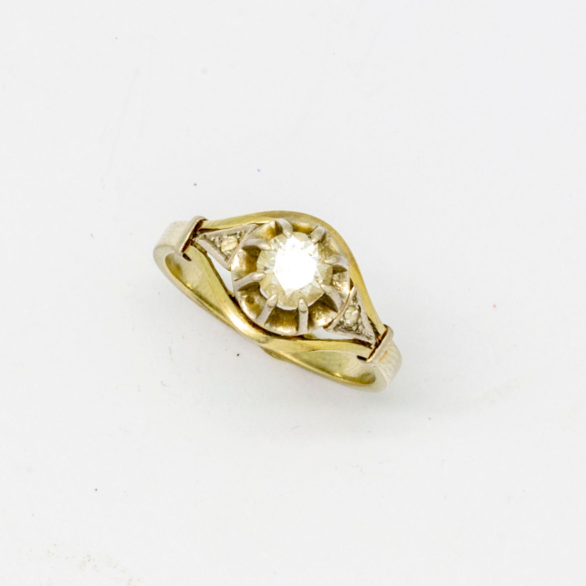 Null 18K白金戒指，镶嵌了一颗0.5克拉的钻石和小钻石。约1930/50年

重量：3.15克。
