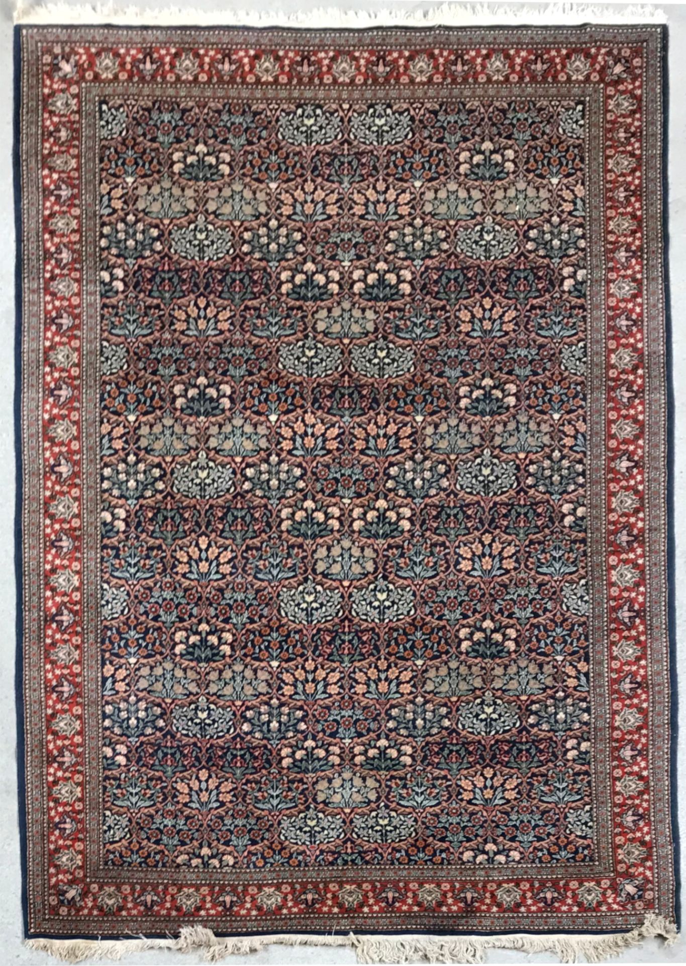 Null 波斯地毯上有蓝色领域的米勒费里装饰。在两个辫子之间的红色背景上的花边。

280 x 180 cm